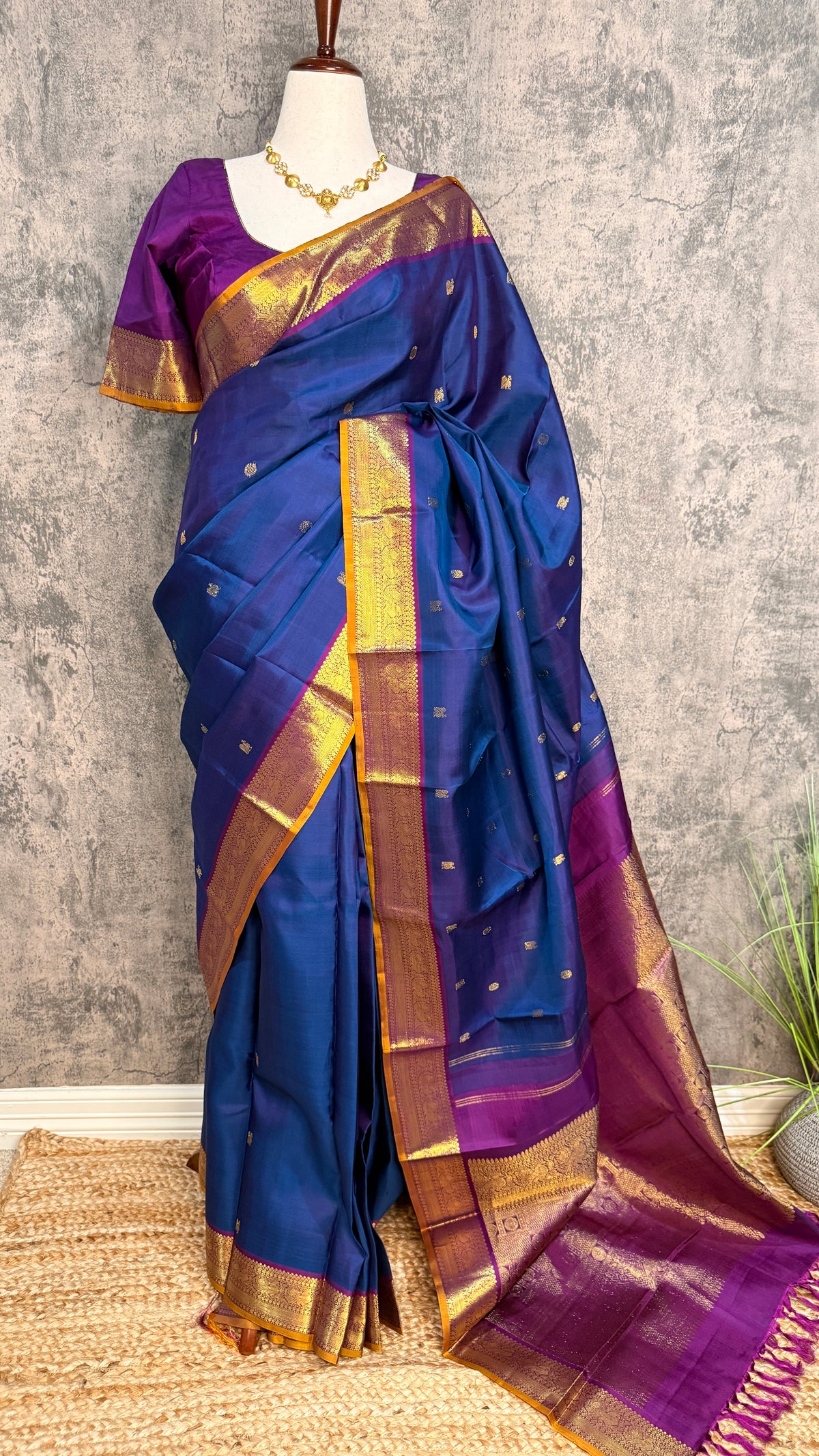 Pure handloom kanchivaram blue saree with 2gm zari karvai border