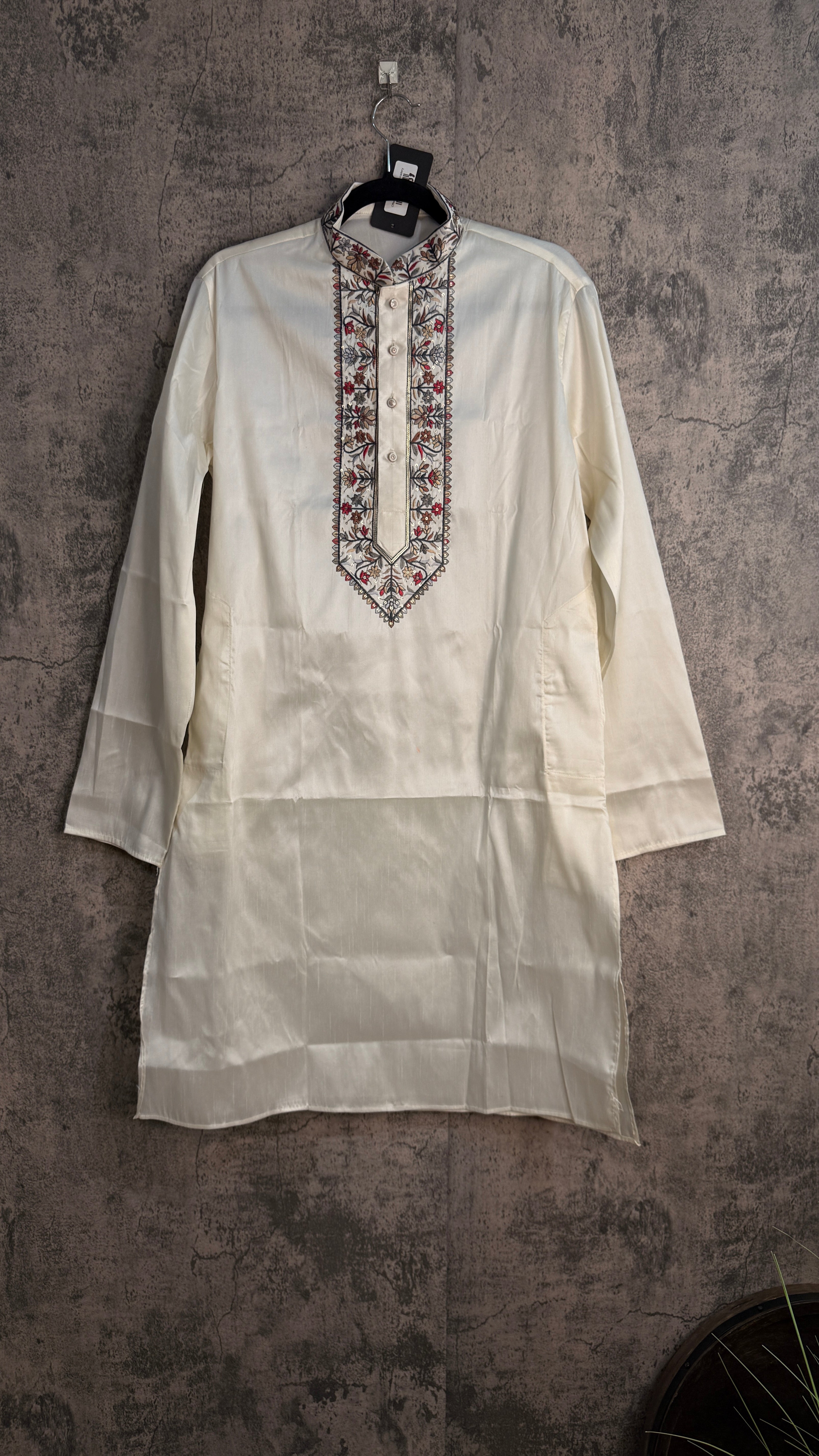 Offwhite kurta with emroidery