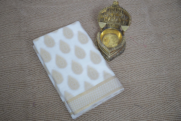 Set saree with gold stripe and tear drop weaved pattern