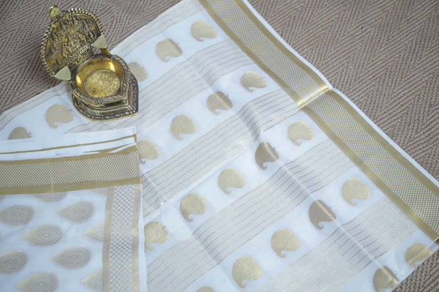 Set saree with gold stripe and tear drop weaved pattern