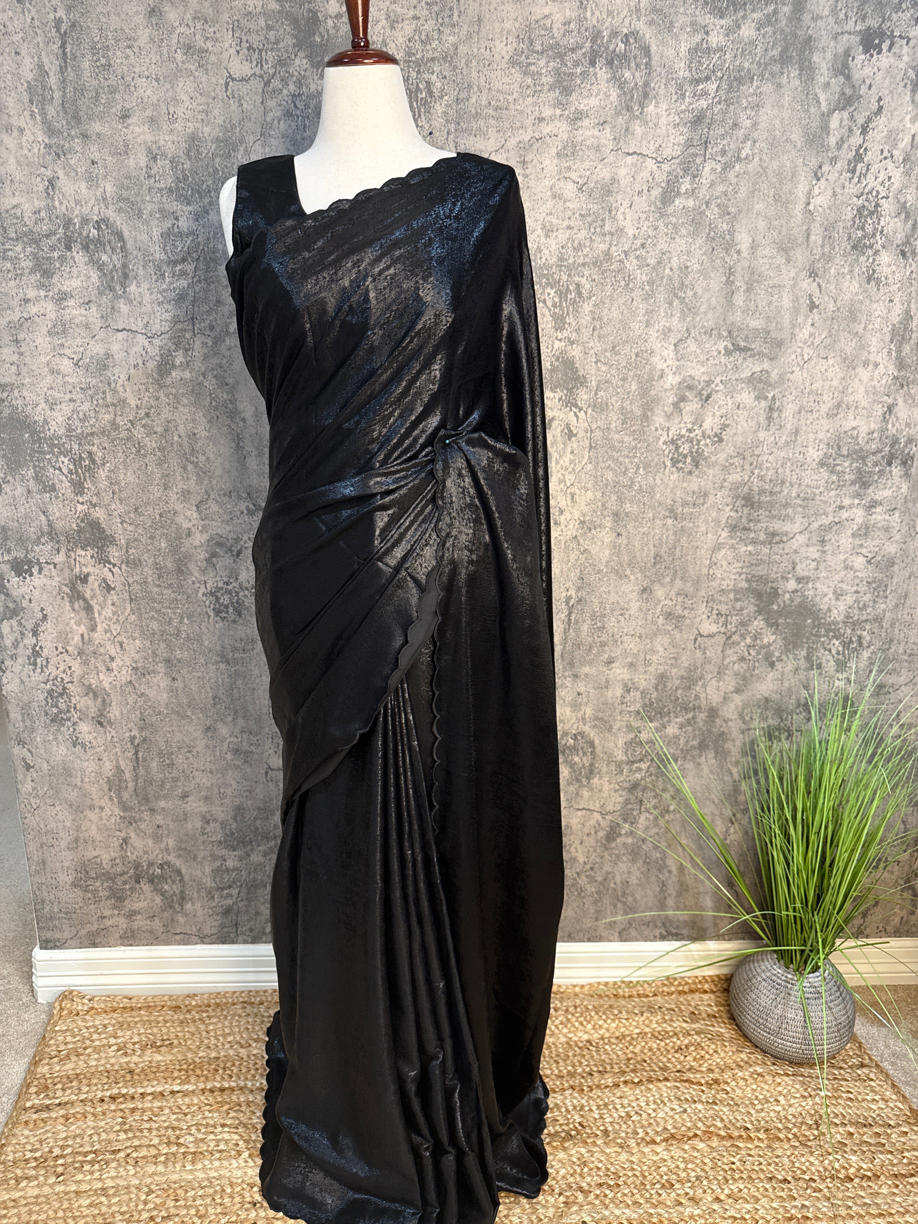 Shimmer crepe saree with scallop border, with stitched blouse