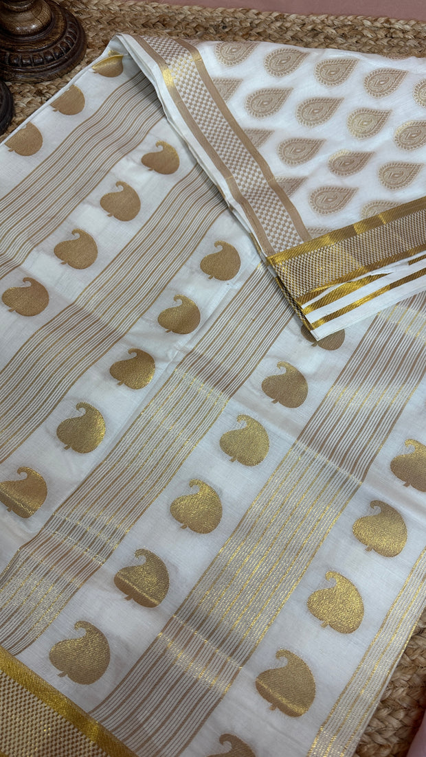 Set saree with gold stripe and tear drop weaved pattern