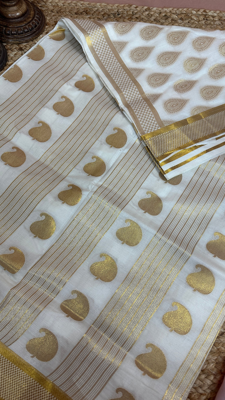 Set saree with gold stripe and tear drop weaved pattern