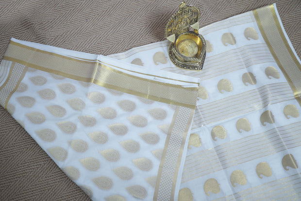 Set saree with gold stripe and tear drop weaved pattern