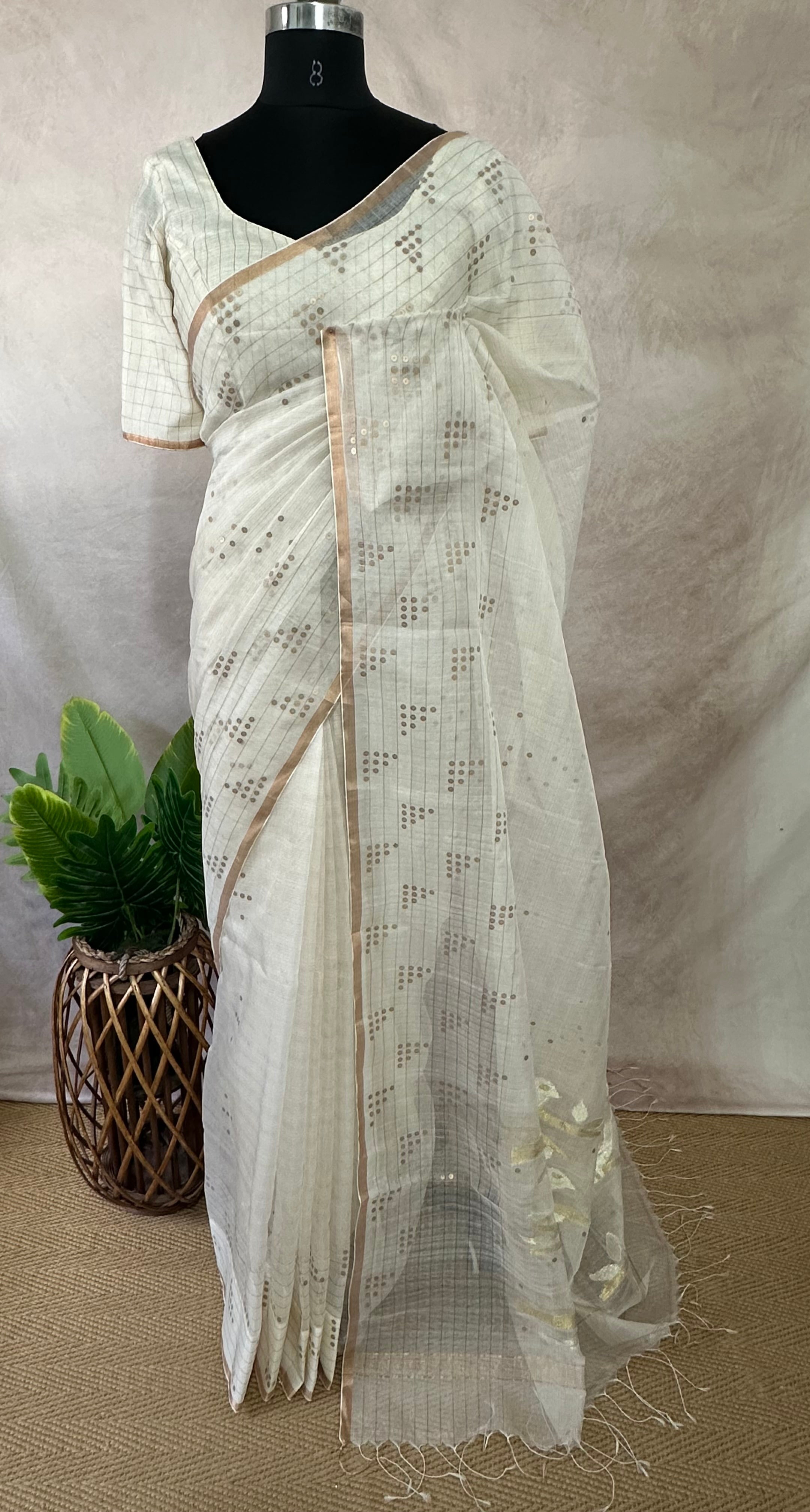 Muslin handloom saree with sequins pocket weave and jamdani pallu, with stitched blouse