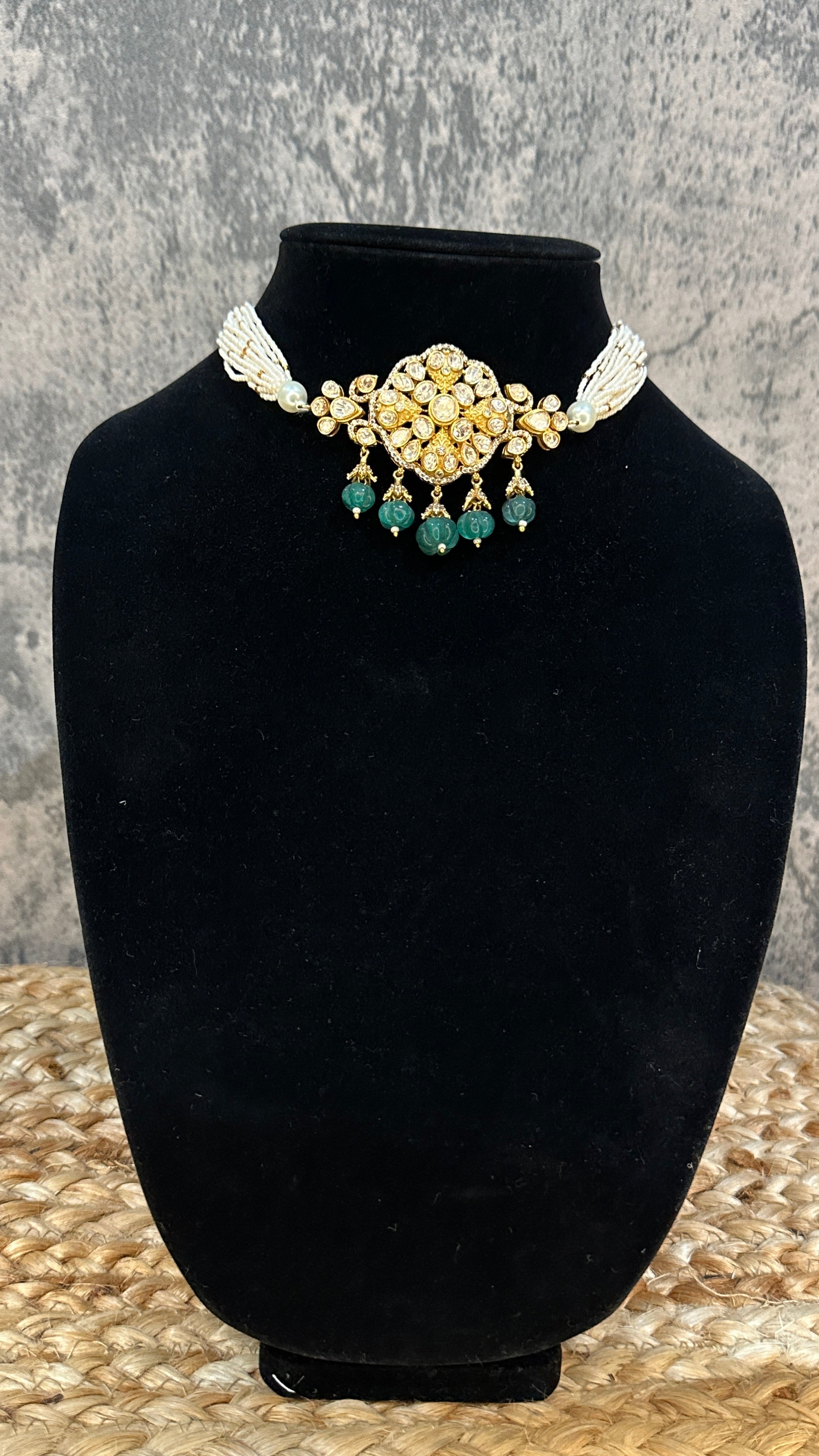 Choker with green and moissanite stone with studs
