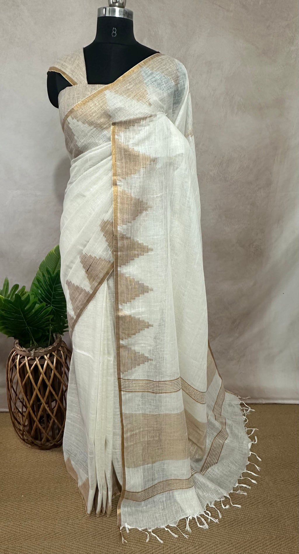 Linen saree with temple border