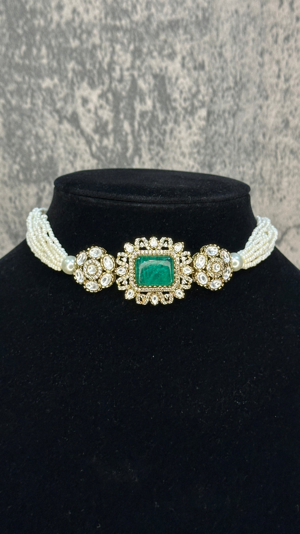 Choker with green and moissanite stone