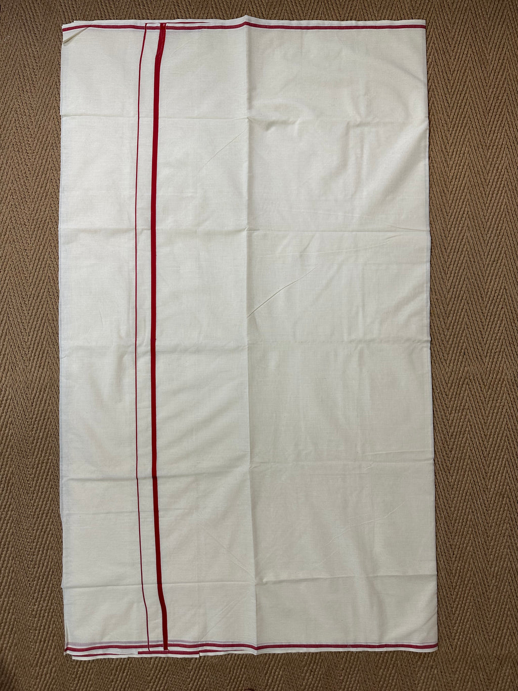 Puliyilakkara saree with red border