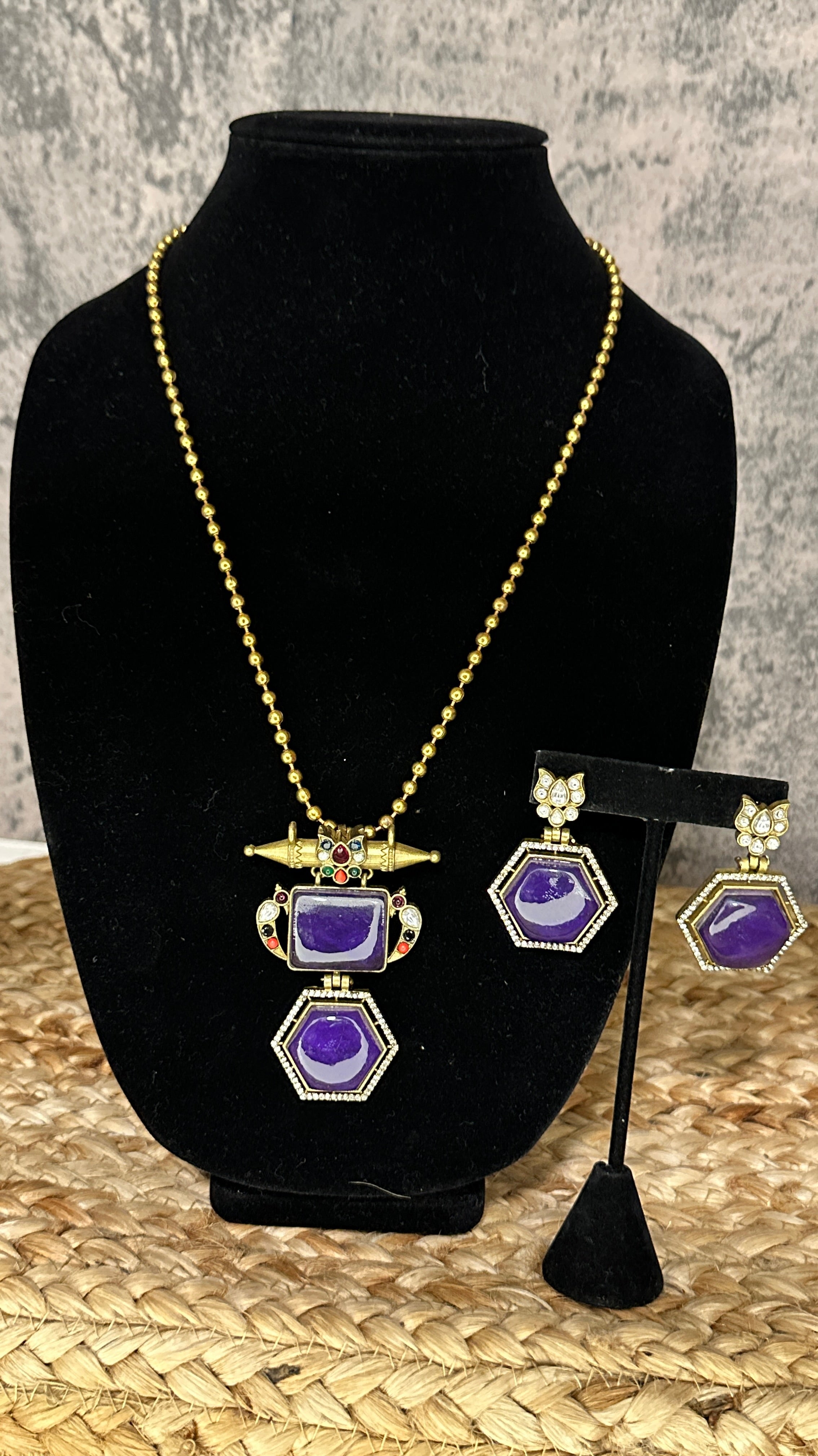 Dual tone neklace with purple stone