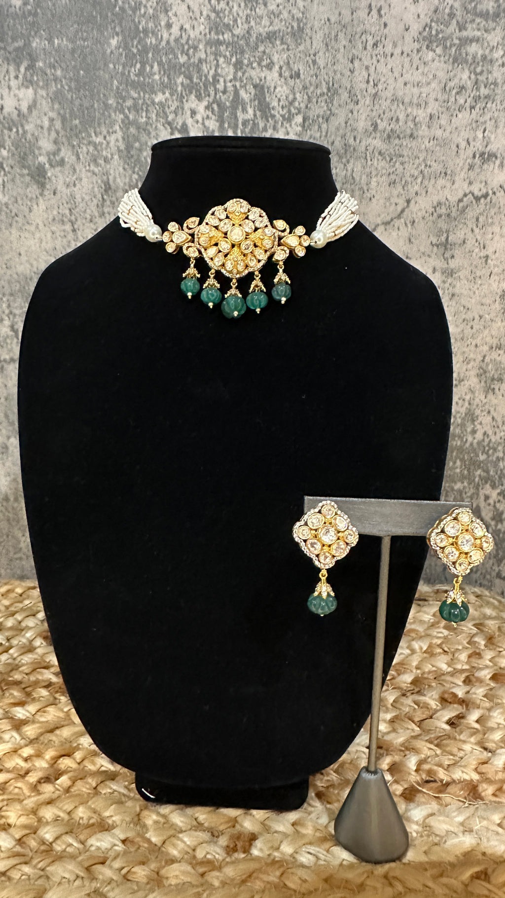 Choker with green and moissanite stone with studs