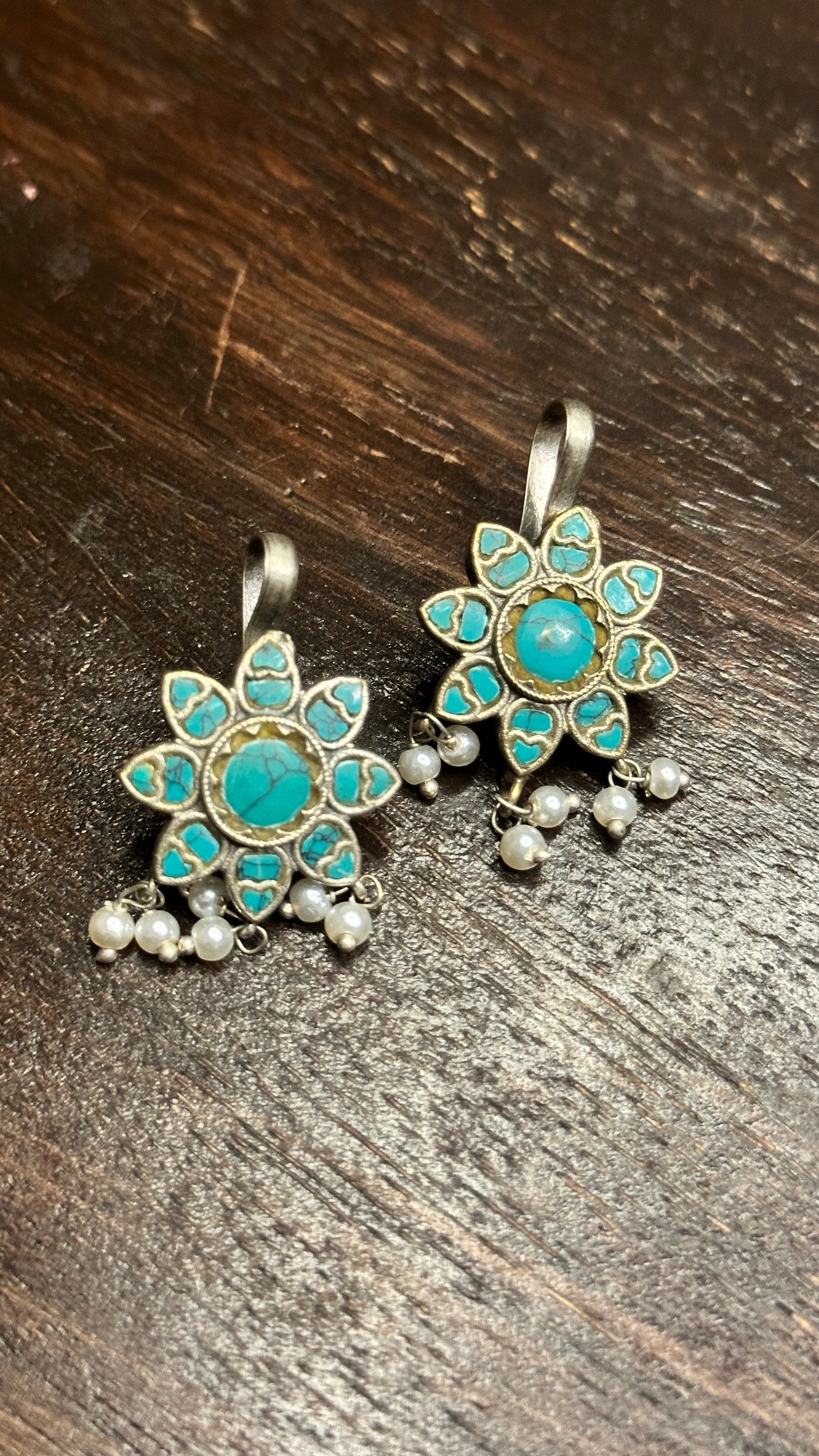 Silver bugadis with kemp stone