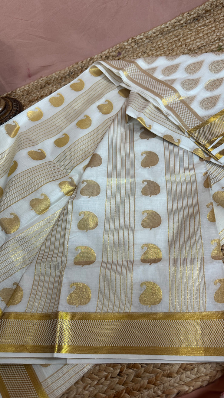 Set saree with gold stripe and tear drop weaved pattern