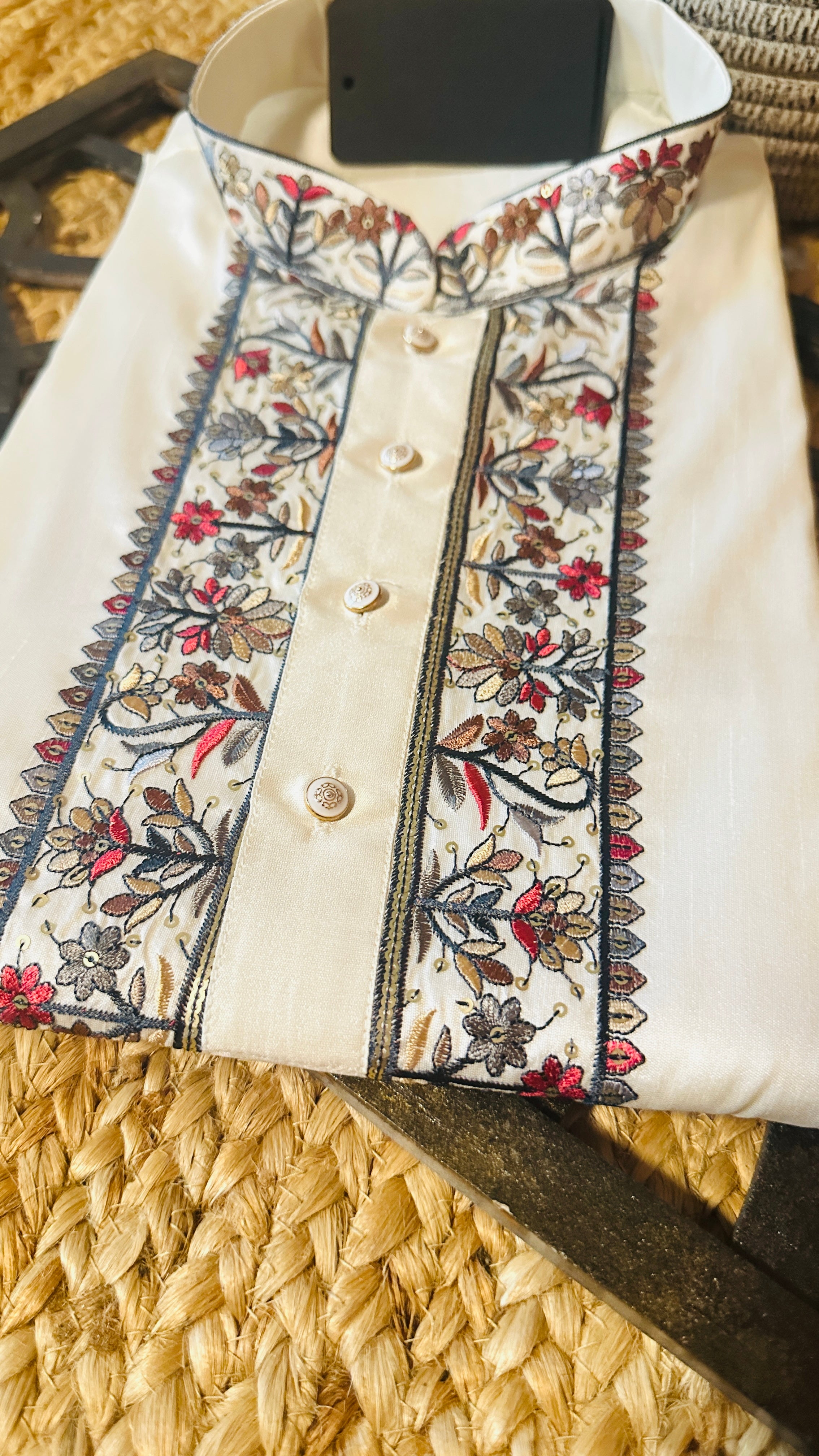 Offwhite kurta with emroidery