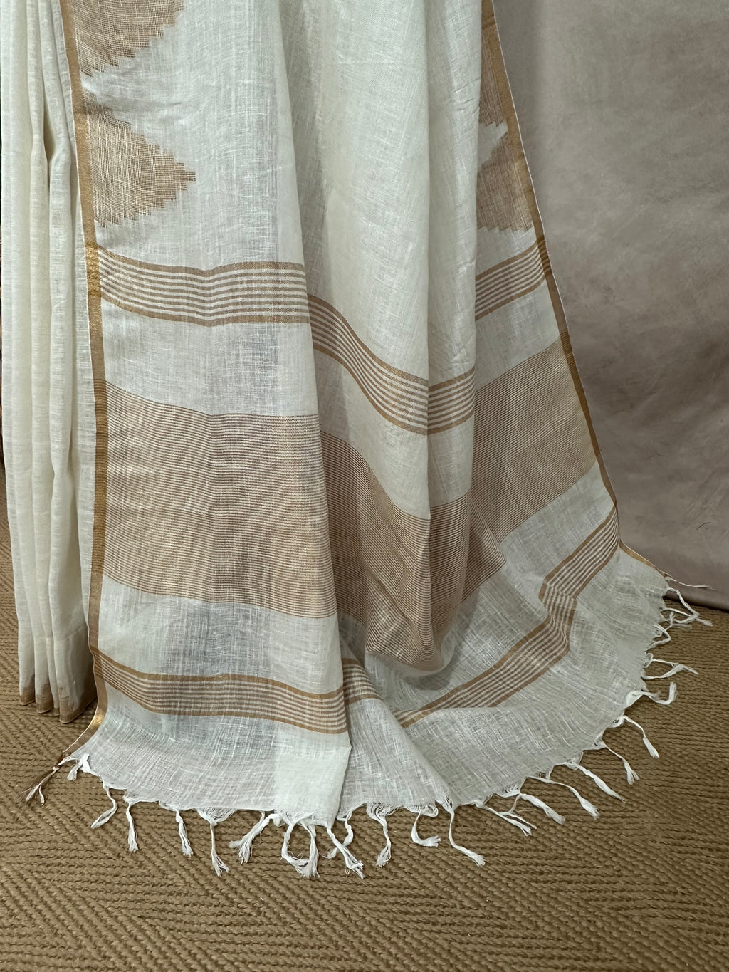 Linen saree with temple border