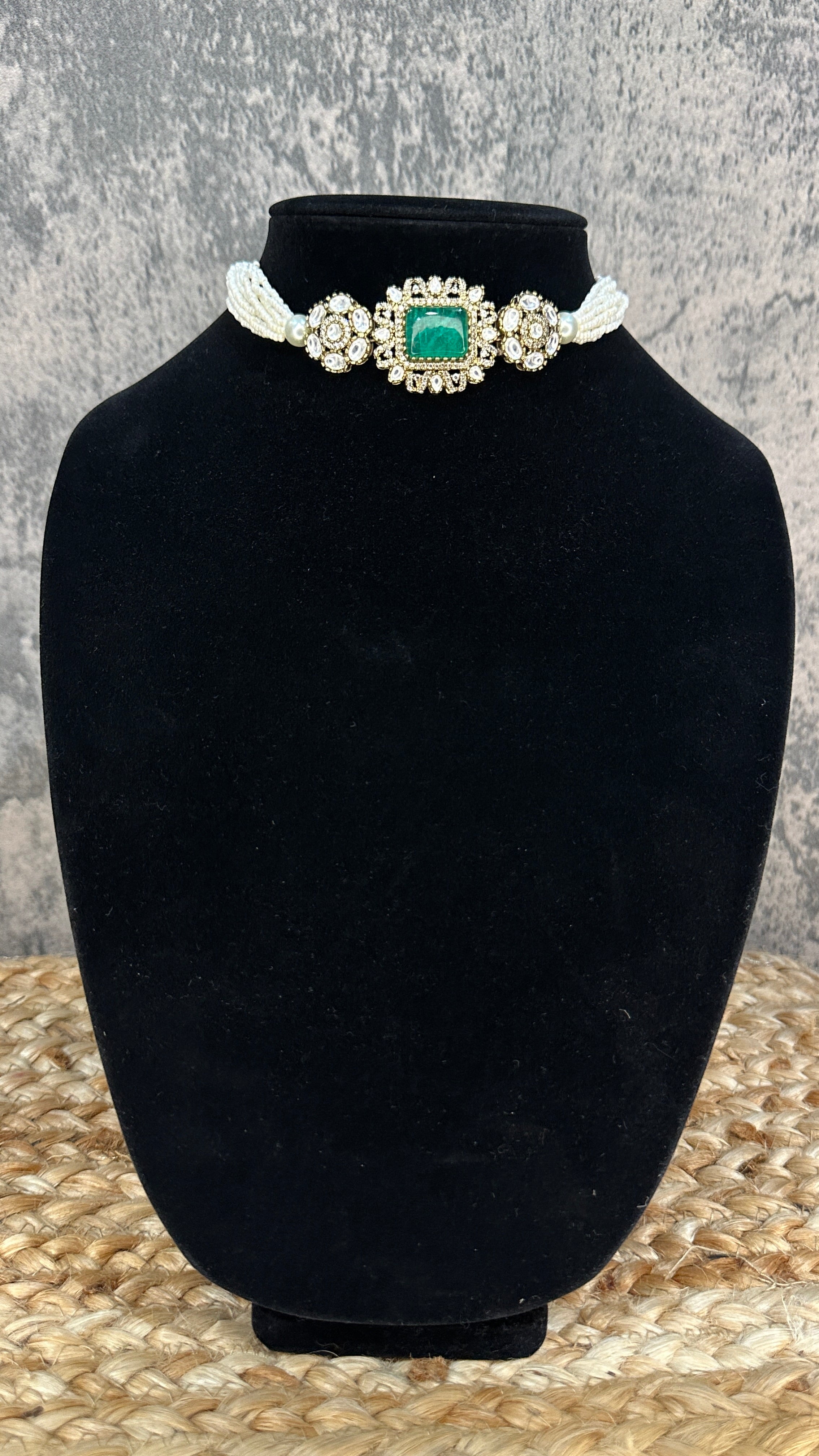 Choker with green and moissanite stone