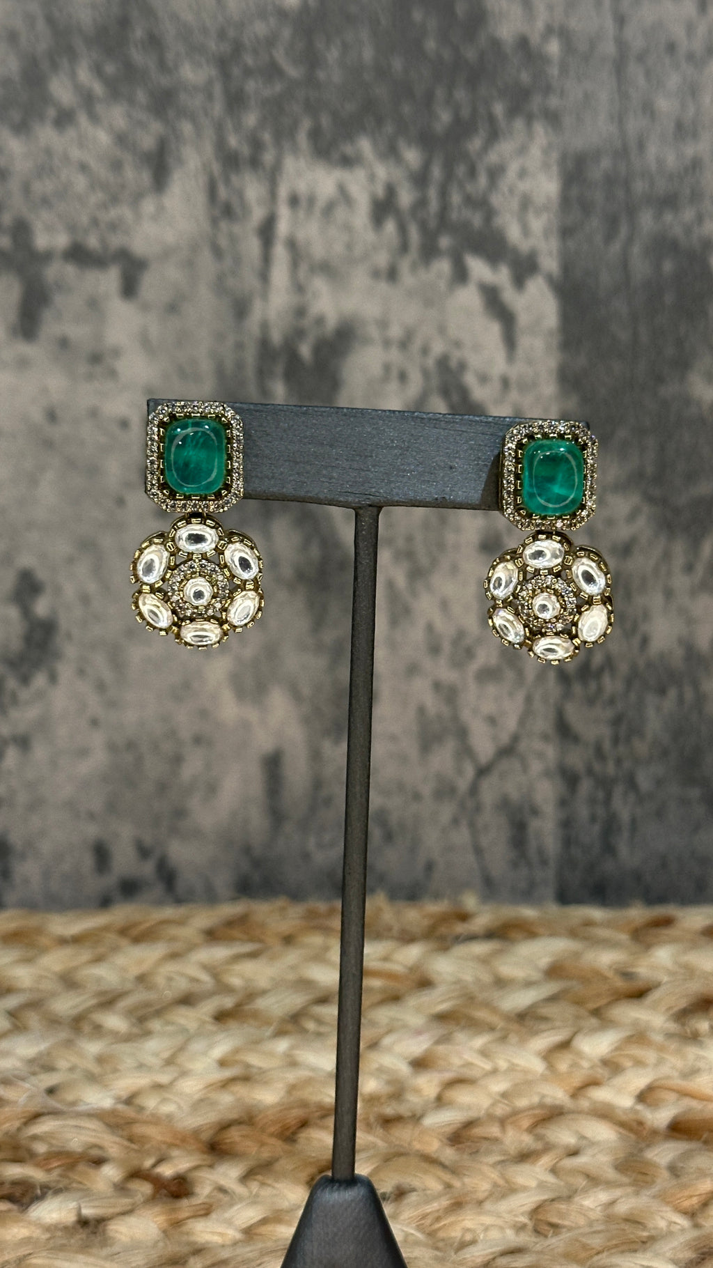 Choker with green and moissanite stone