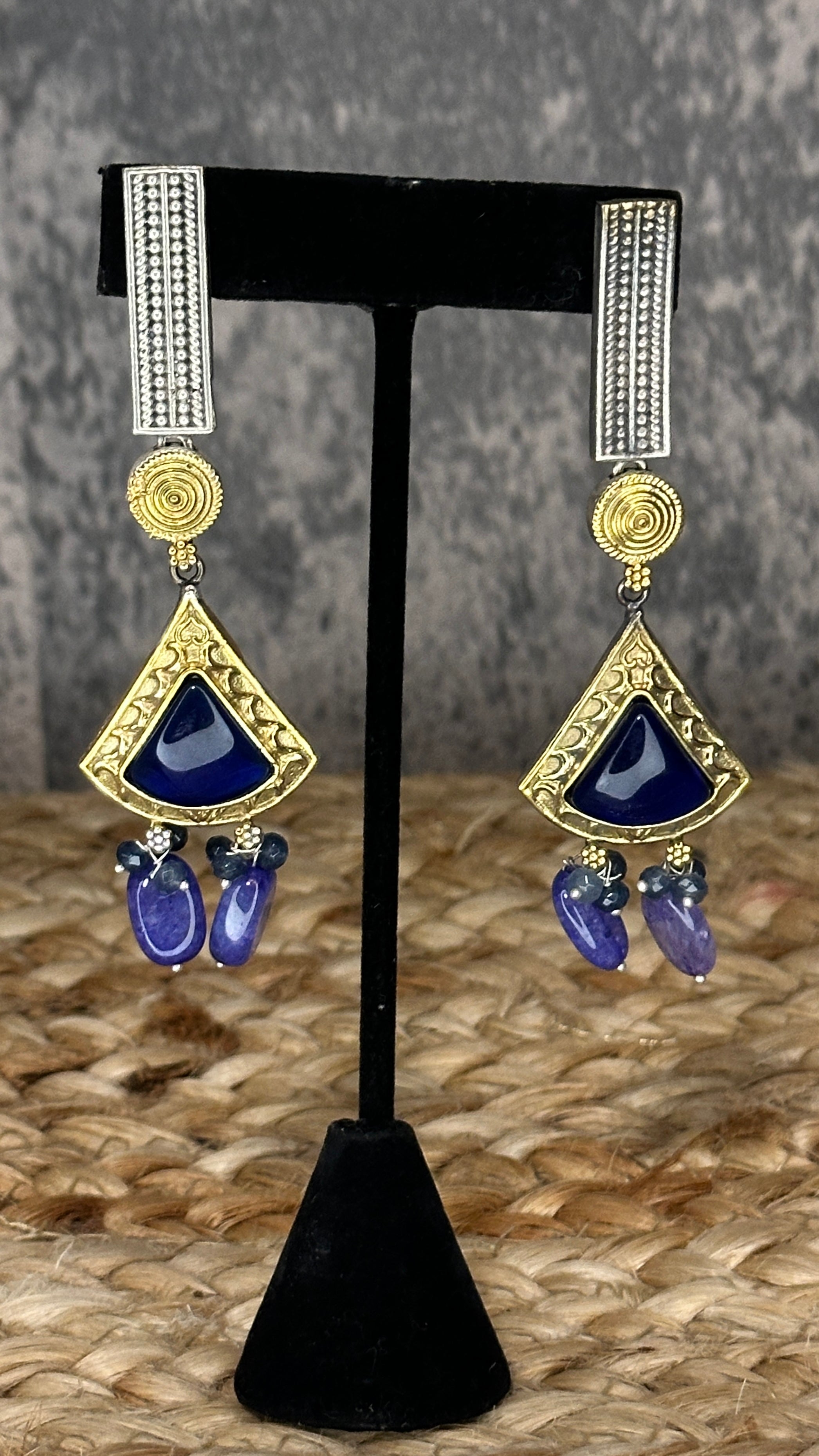 Dual tone pendant and earring with pearl neacklace
