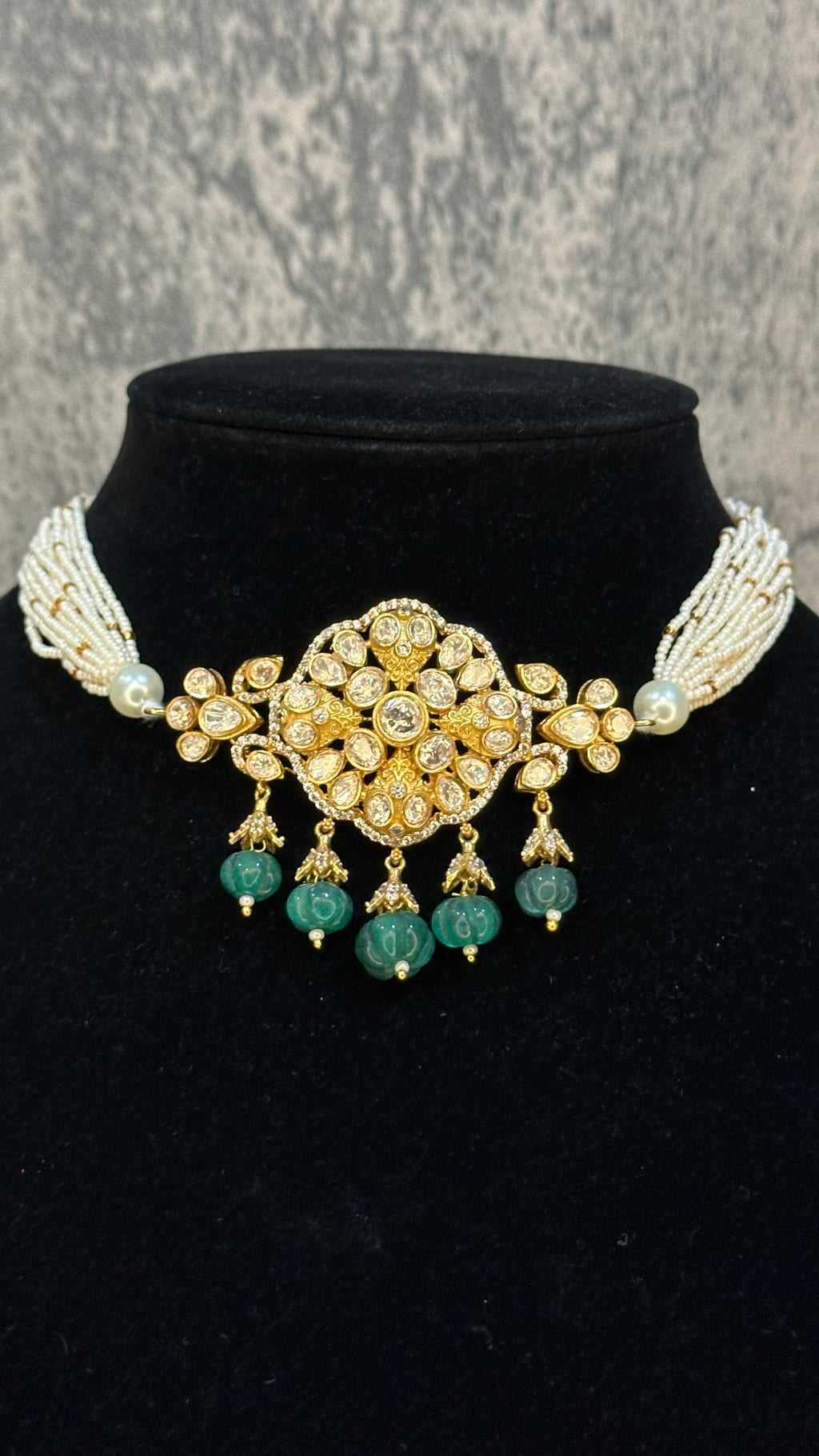 Choker with green and moissanite stone with studs