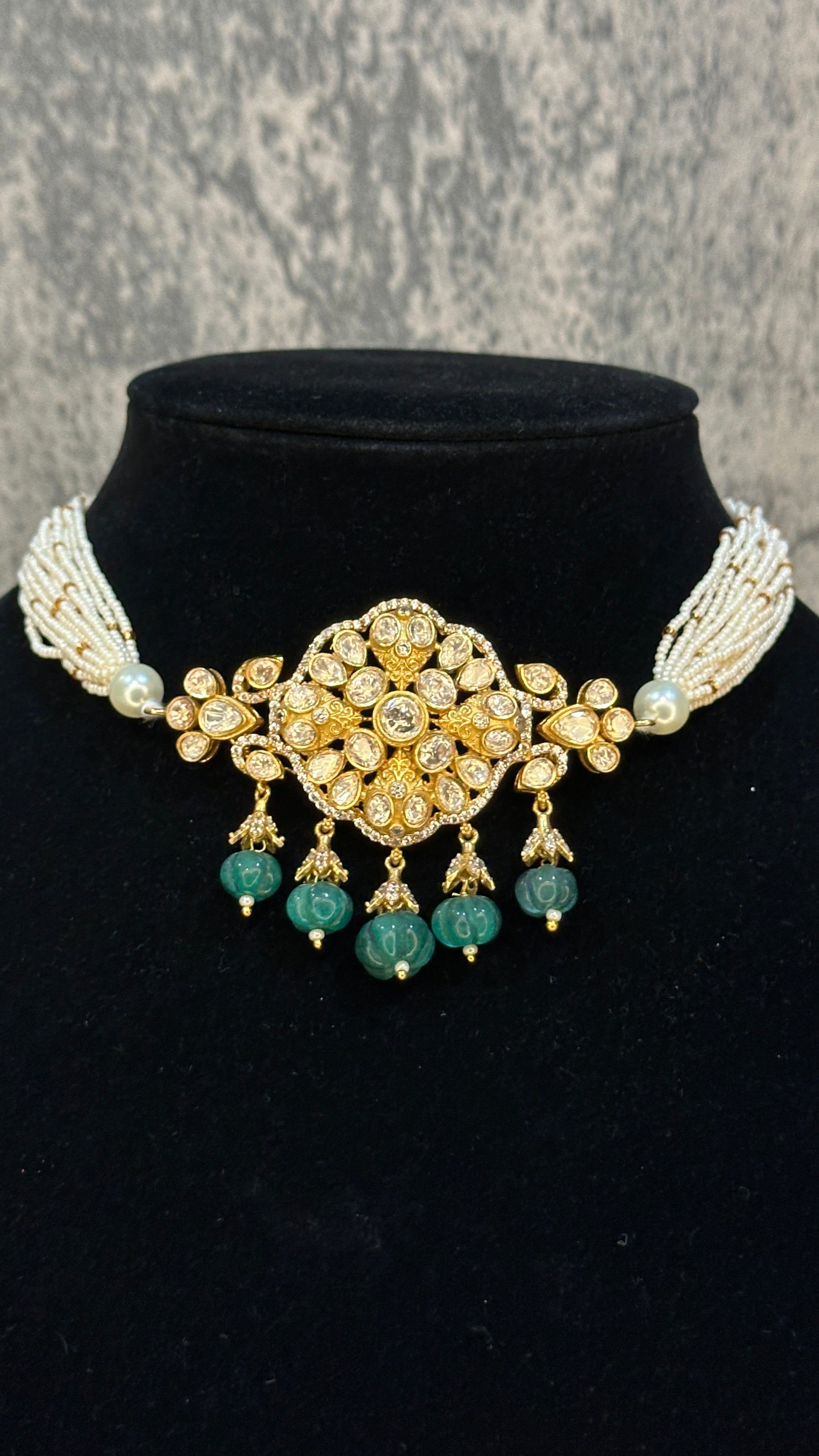 Choker with green and moissanite stone with studs