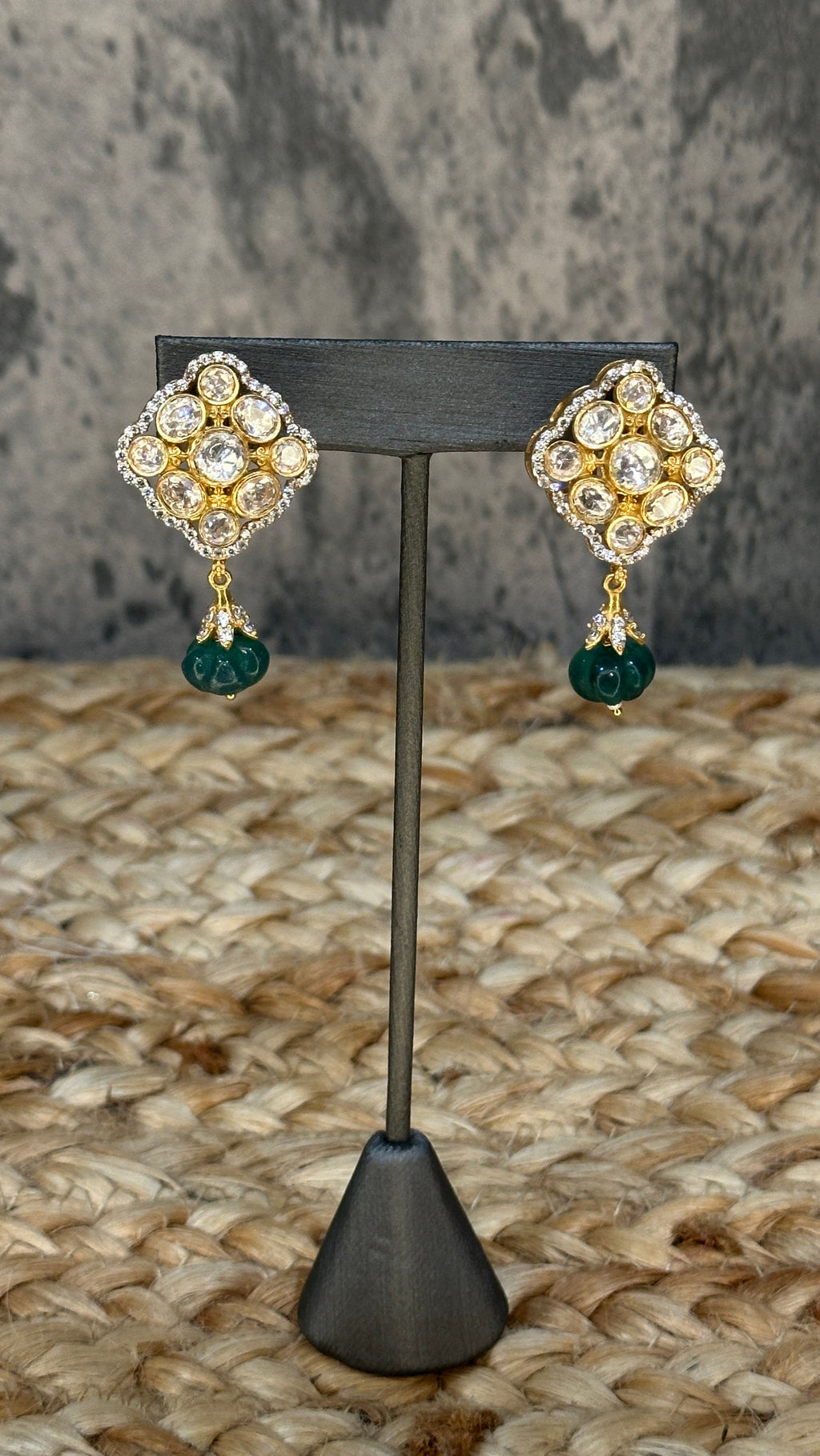 Choker with green and moissanite stone with studs