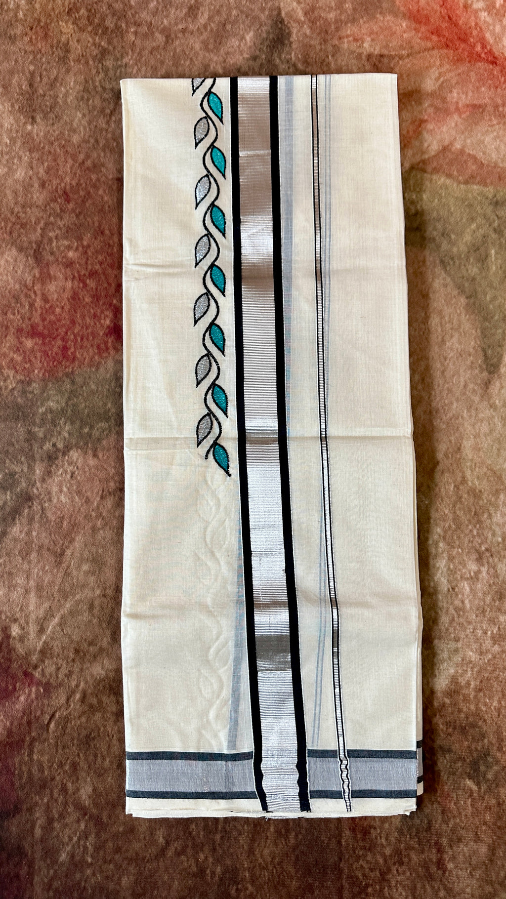 Set mundu with thread embroidery