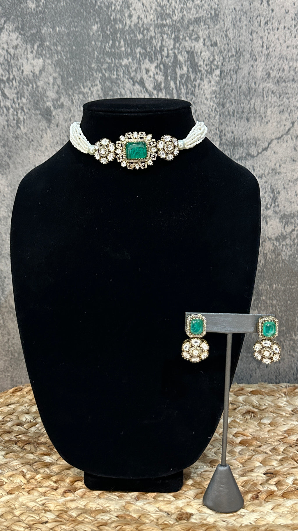 Choker with green and moissanite stone