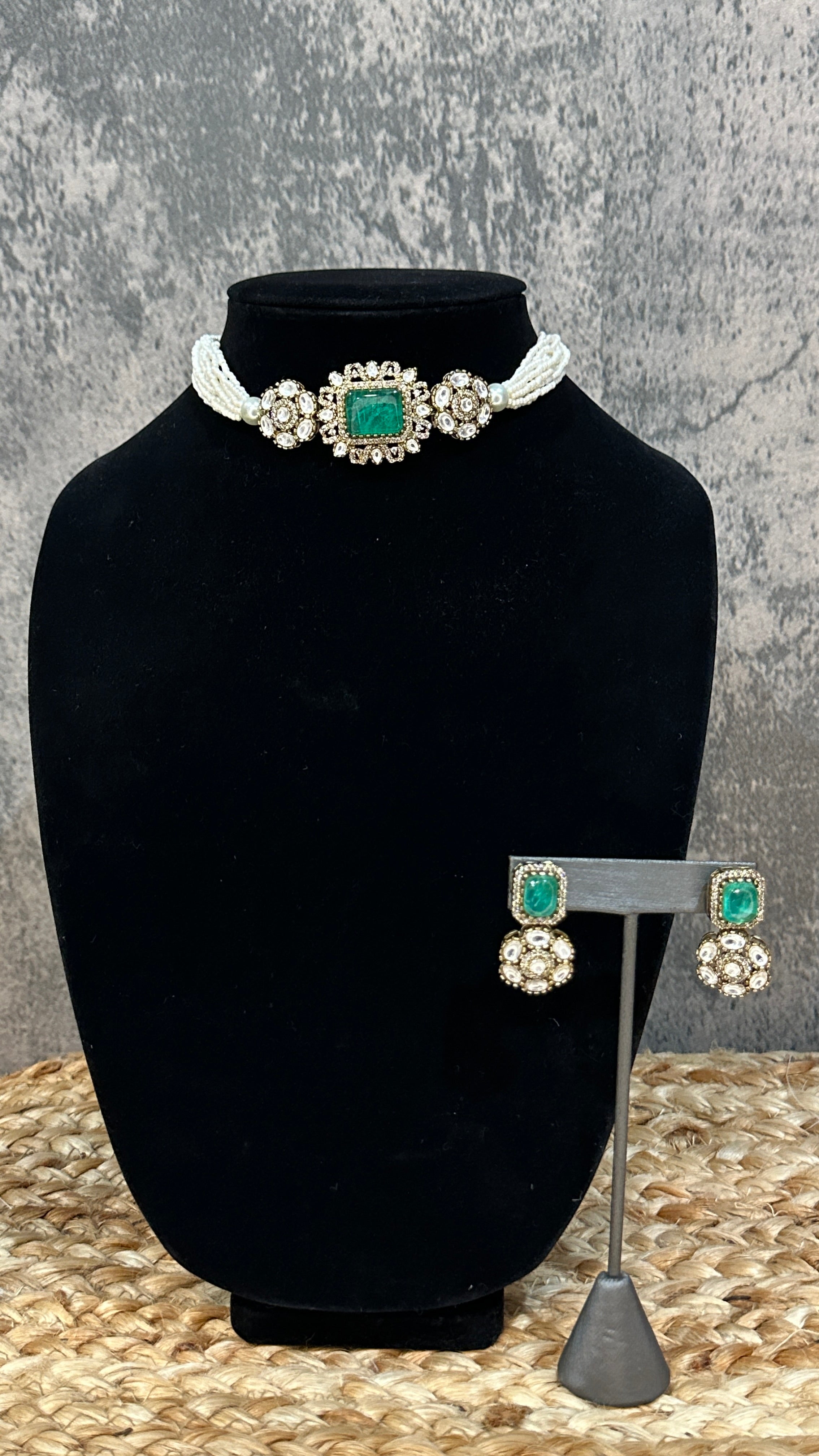 Choker with green and moissanite stone
