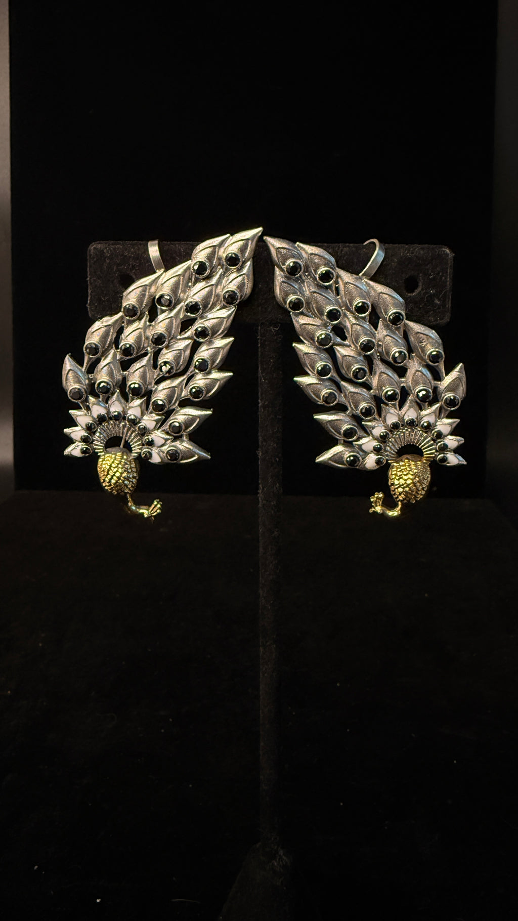 Dual tone peacock ear cuff