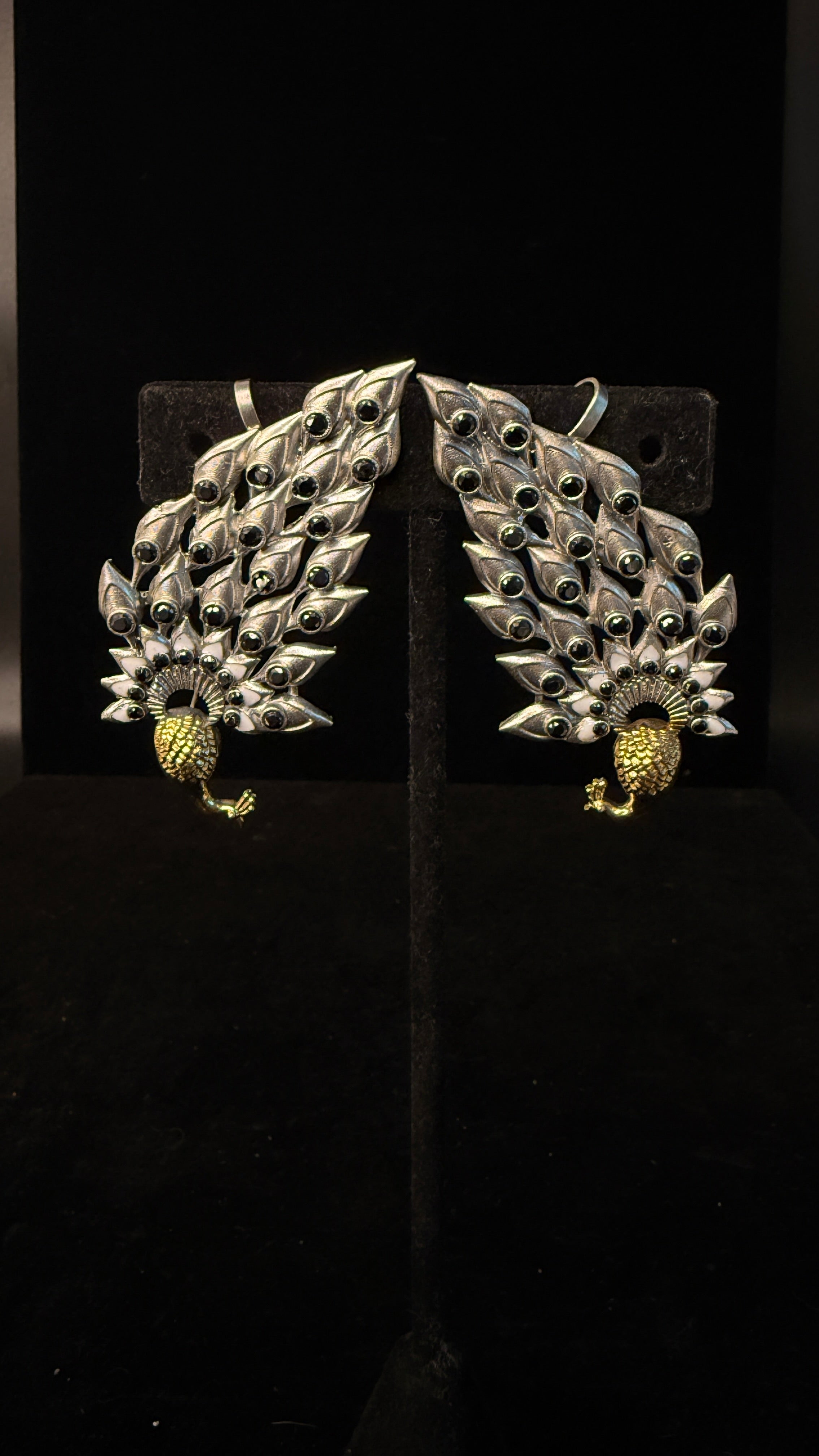 Dual tone peacock ear cuff