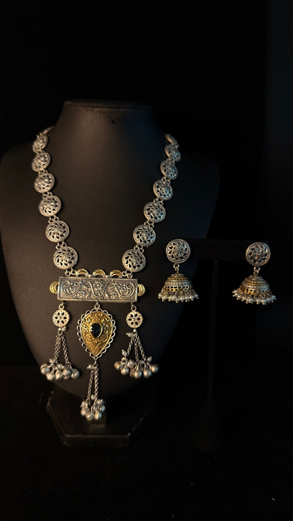 Dual tone necklace with black stone
