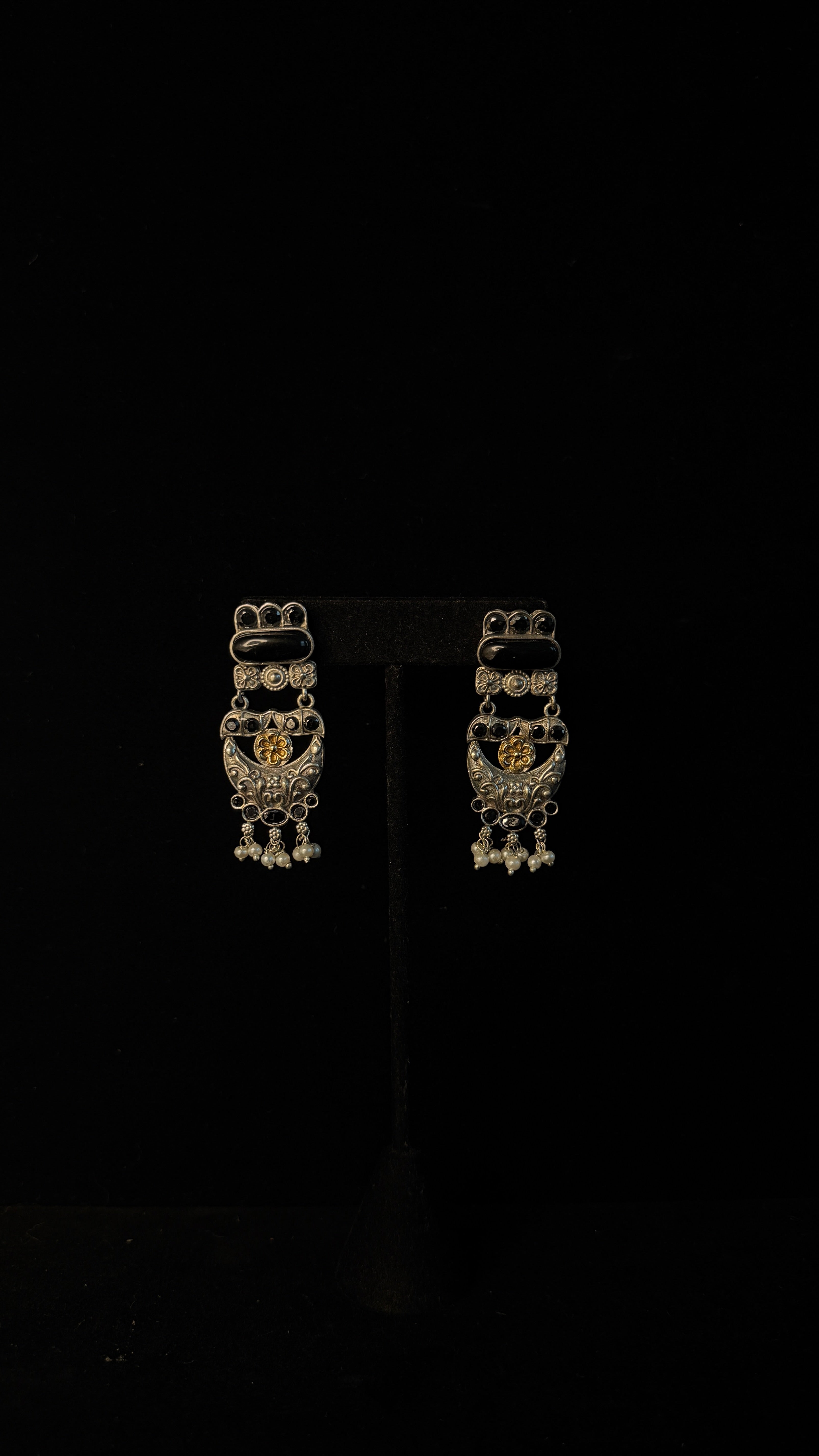 Dual tone necklace with black stones and earring