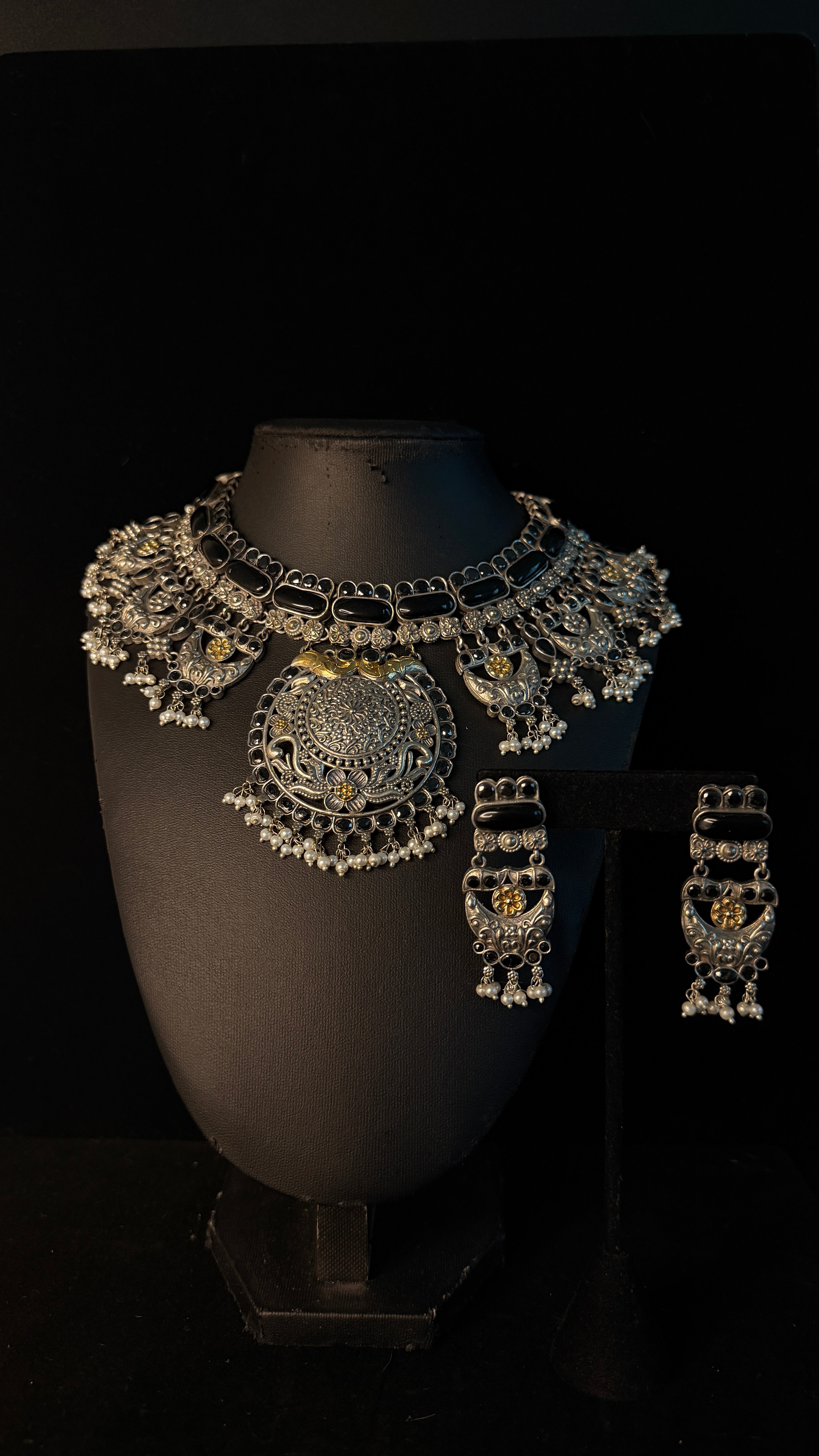 Dual tone necklace with black stones and earring