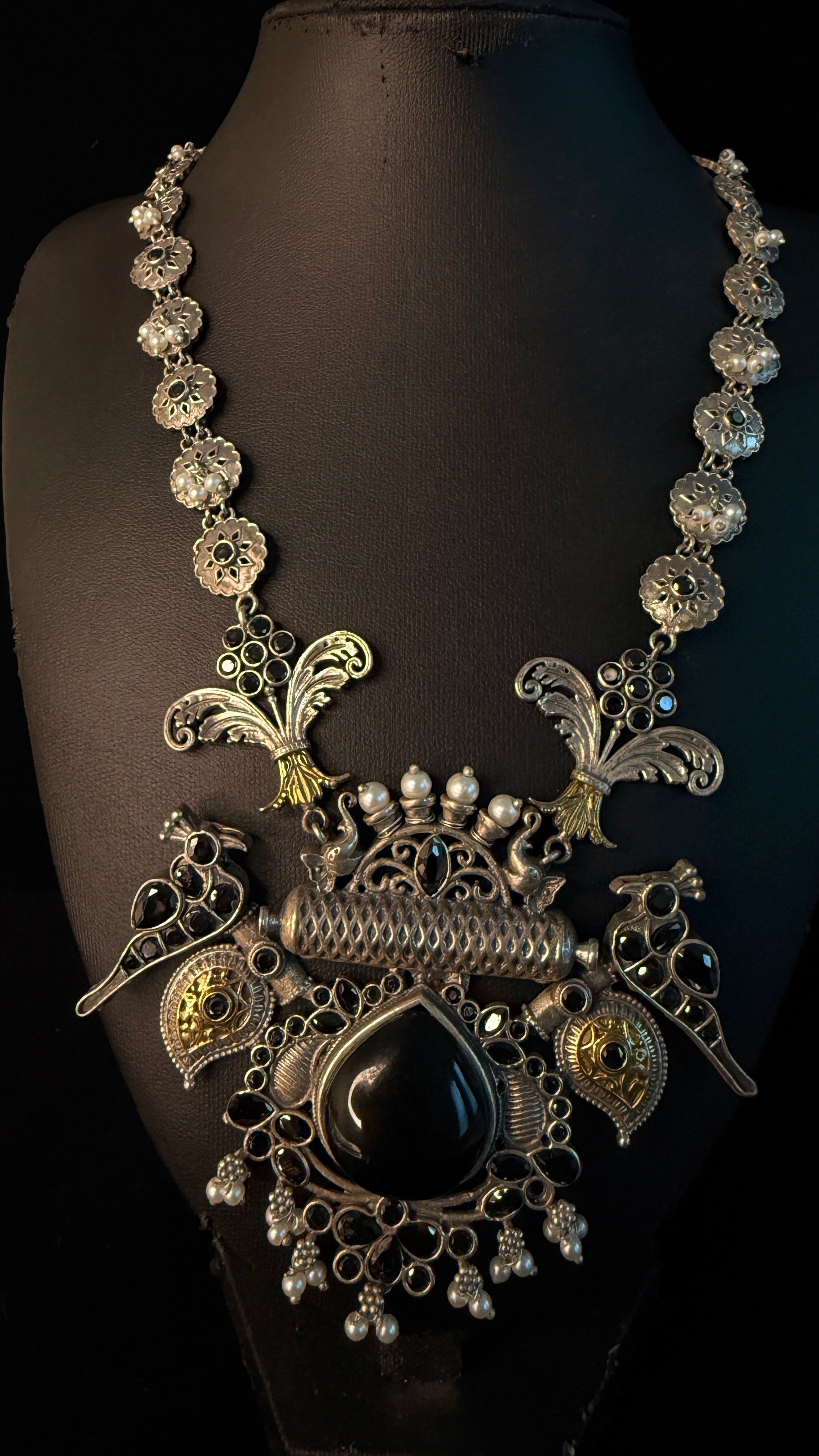 Dual tone necklace with black stones and earring