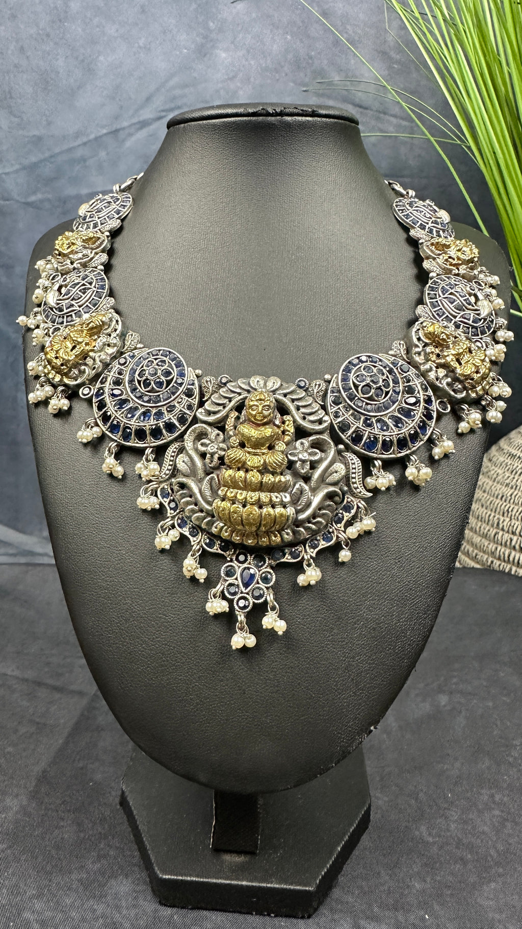 Temple necklace with blue stones, with earring