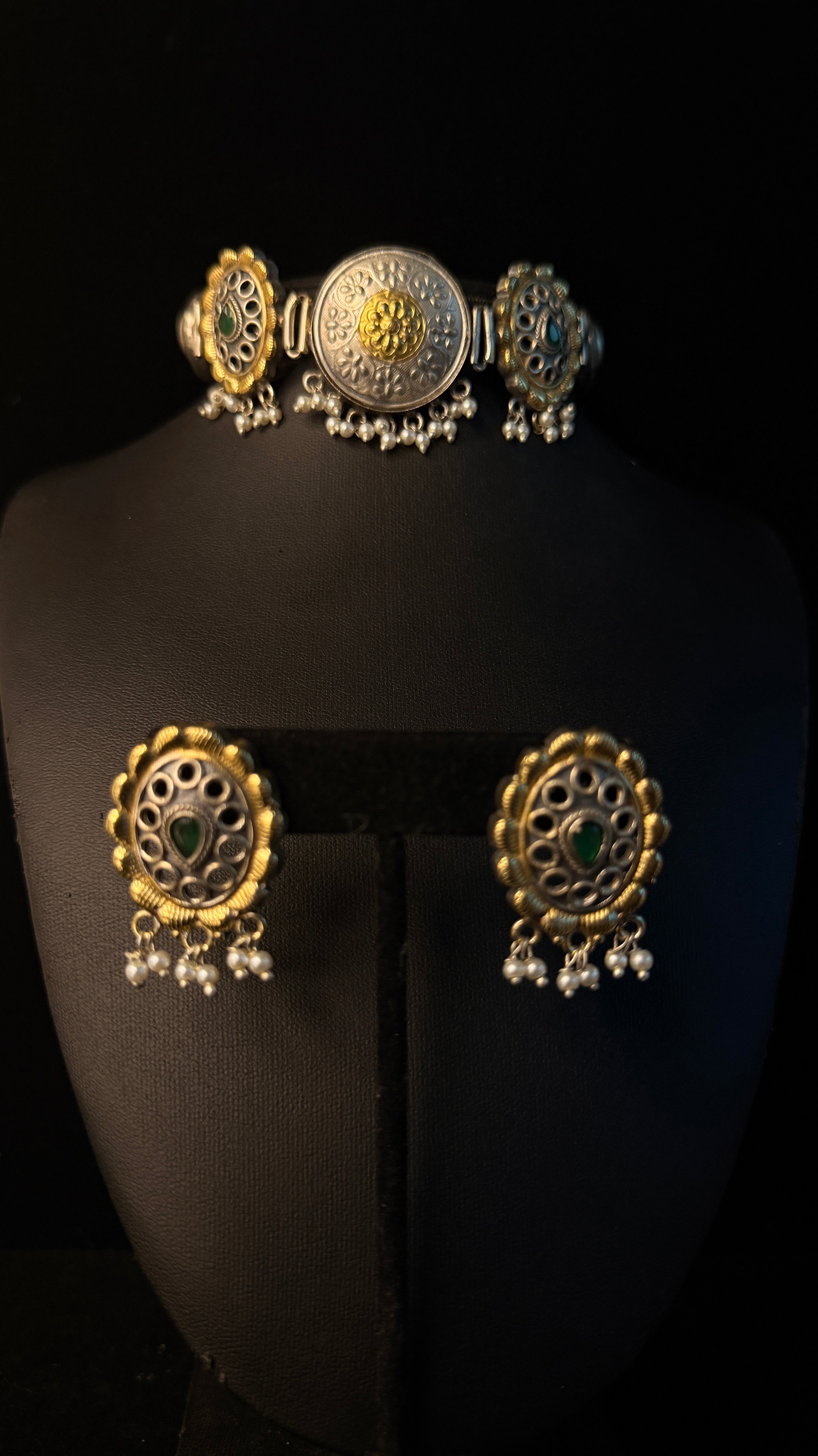 Dual tone choker with green stone