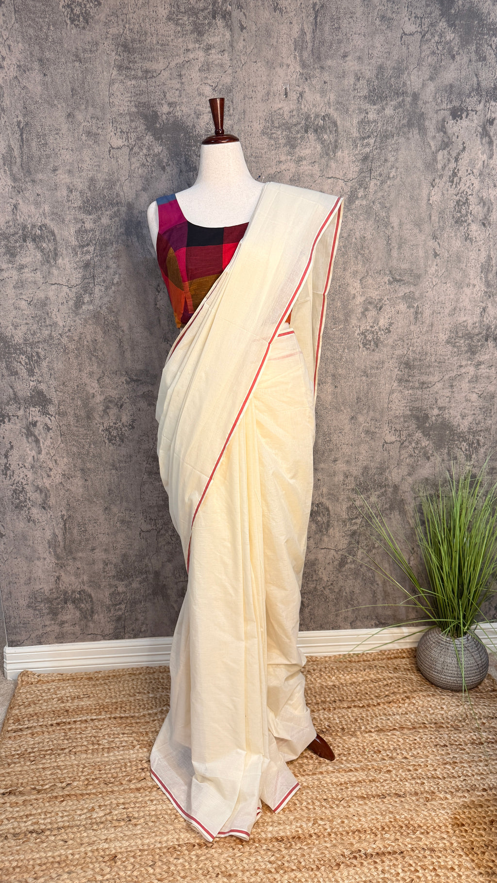Puliyilakkara saree with red border