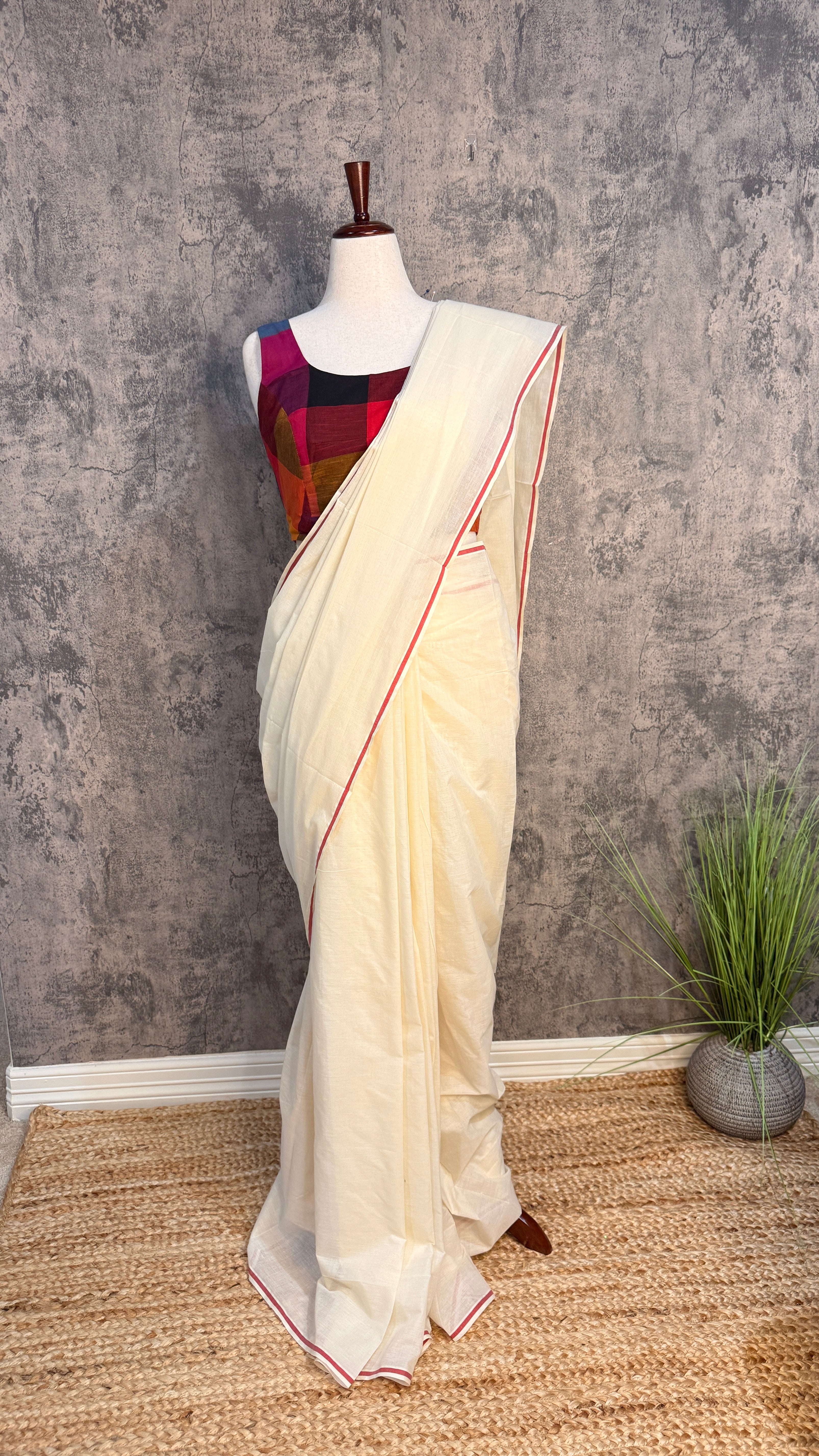 Puliyilakkara saree with red border