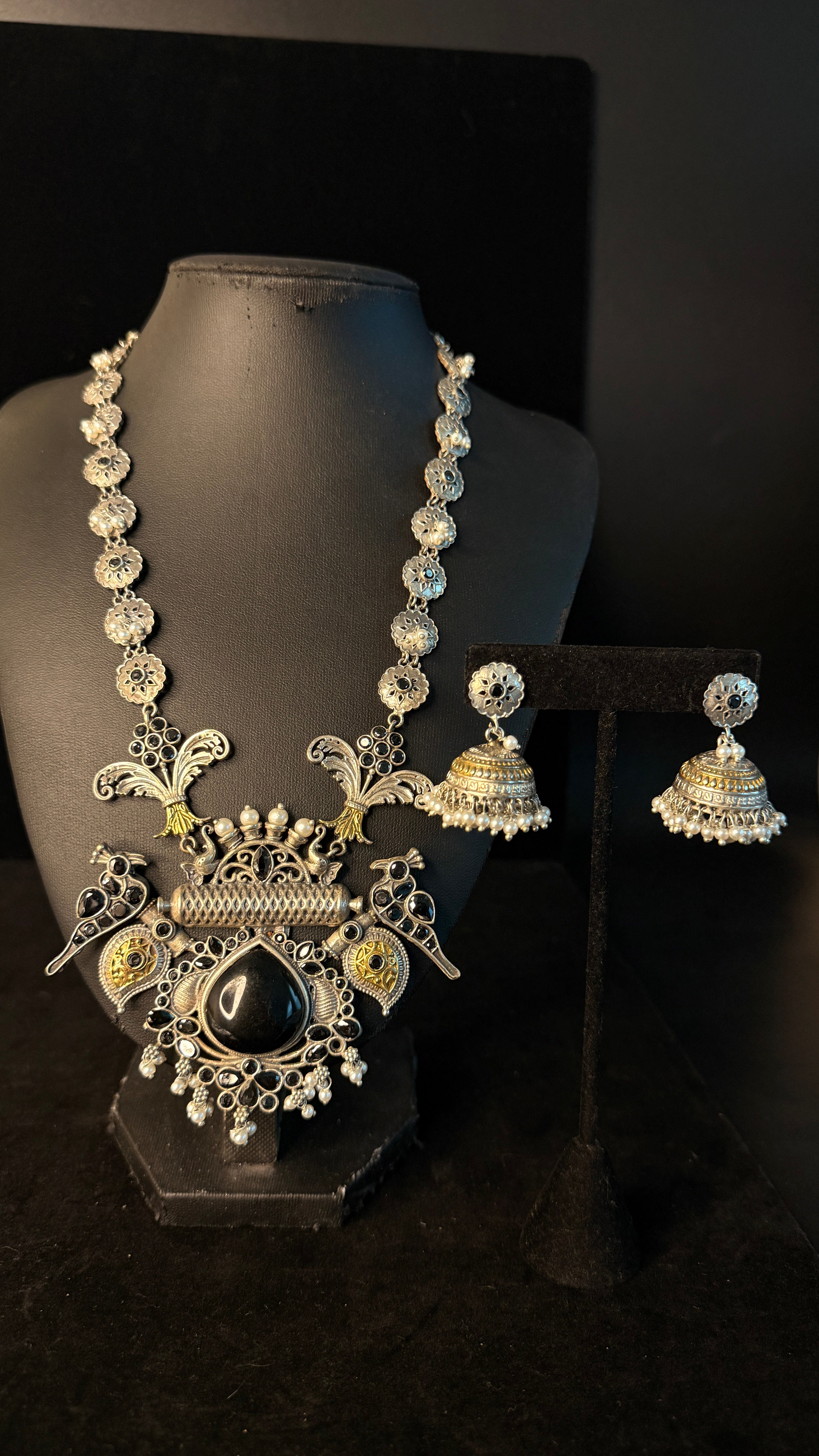 Dual tone necklace with black stones and earring