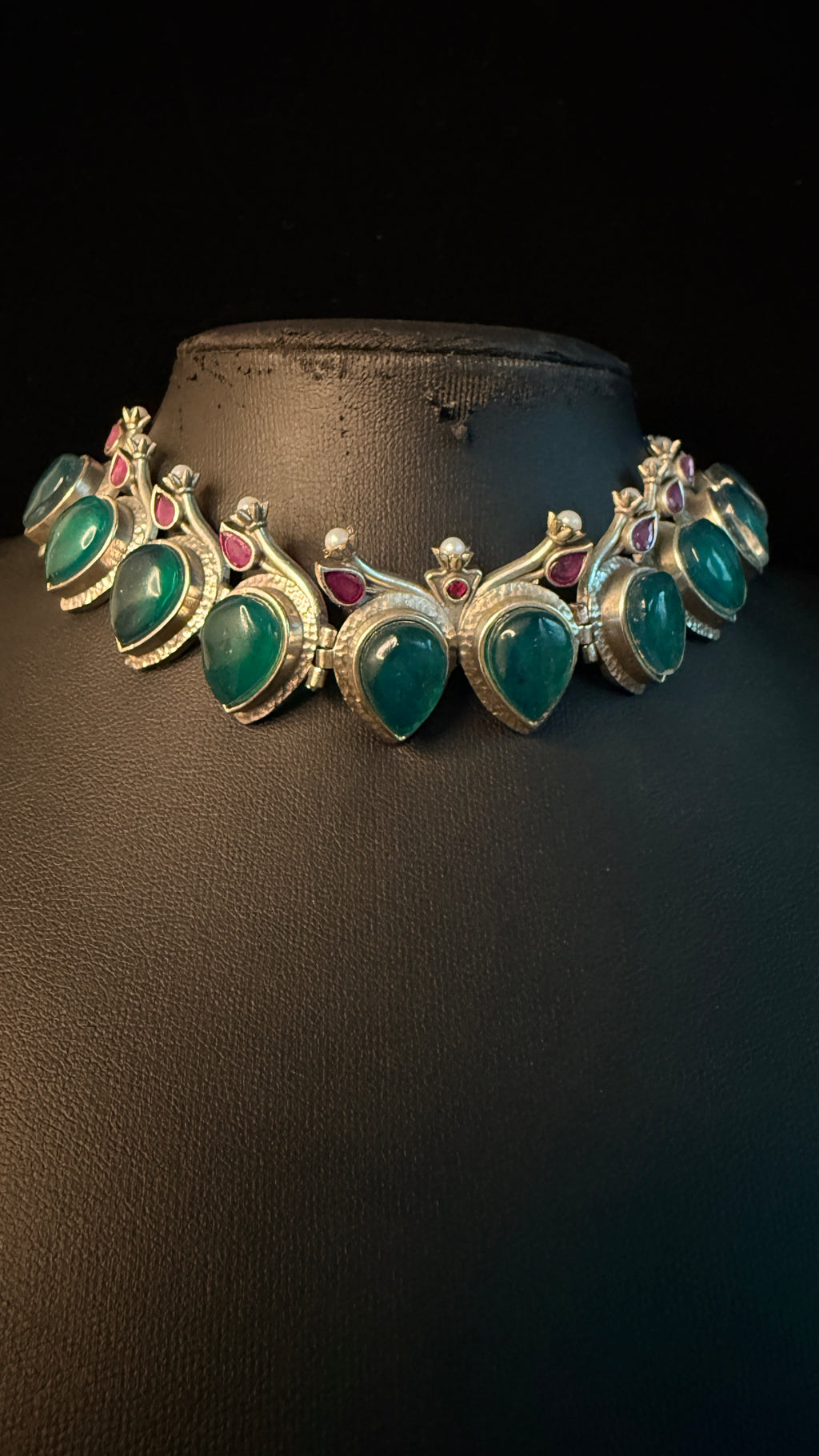 Choker with green stone and earring