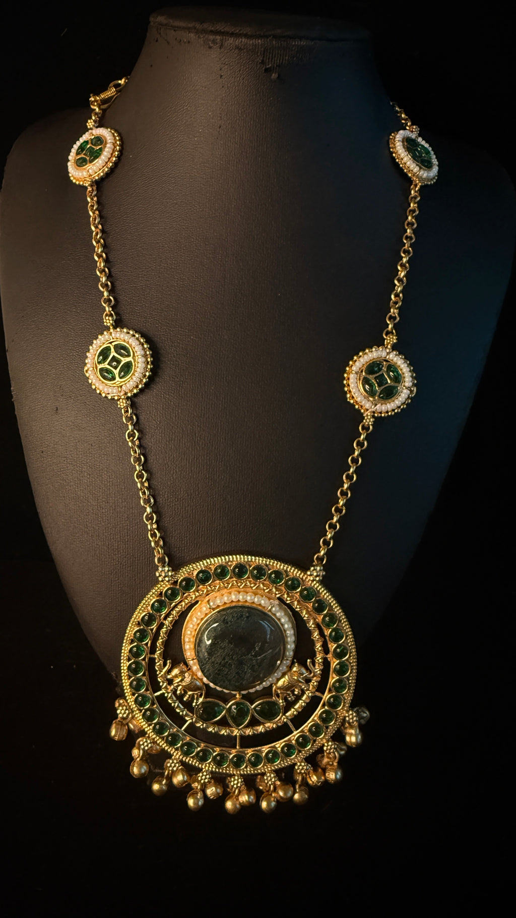 Green stone pendent necklace with earring