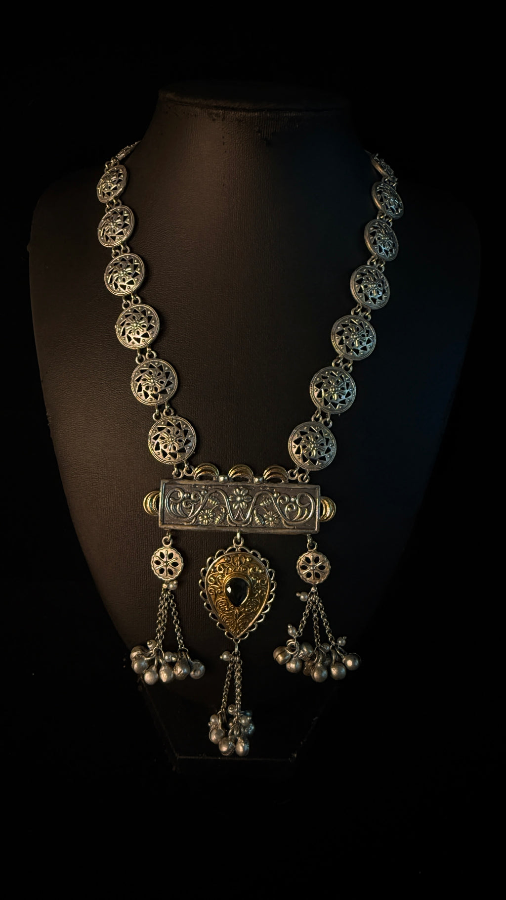 Dual tone necklace with black stone