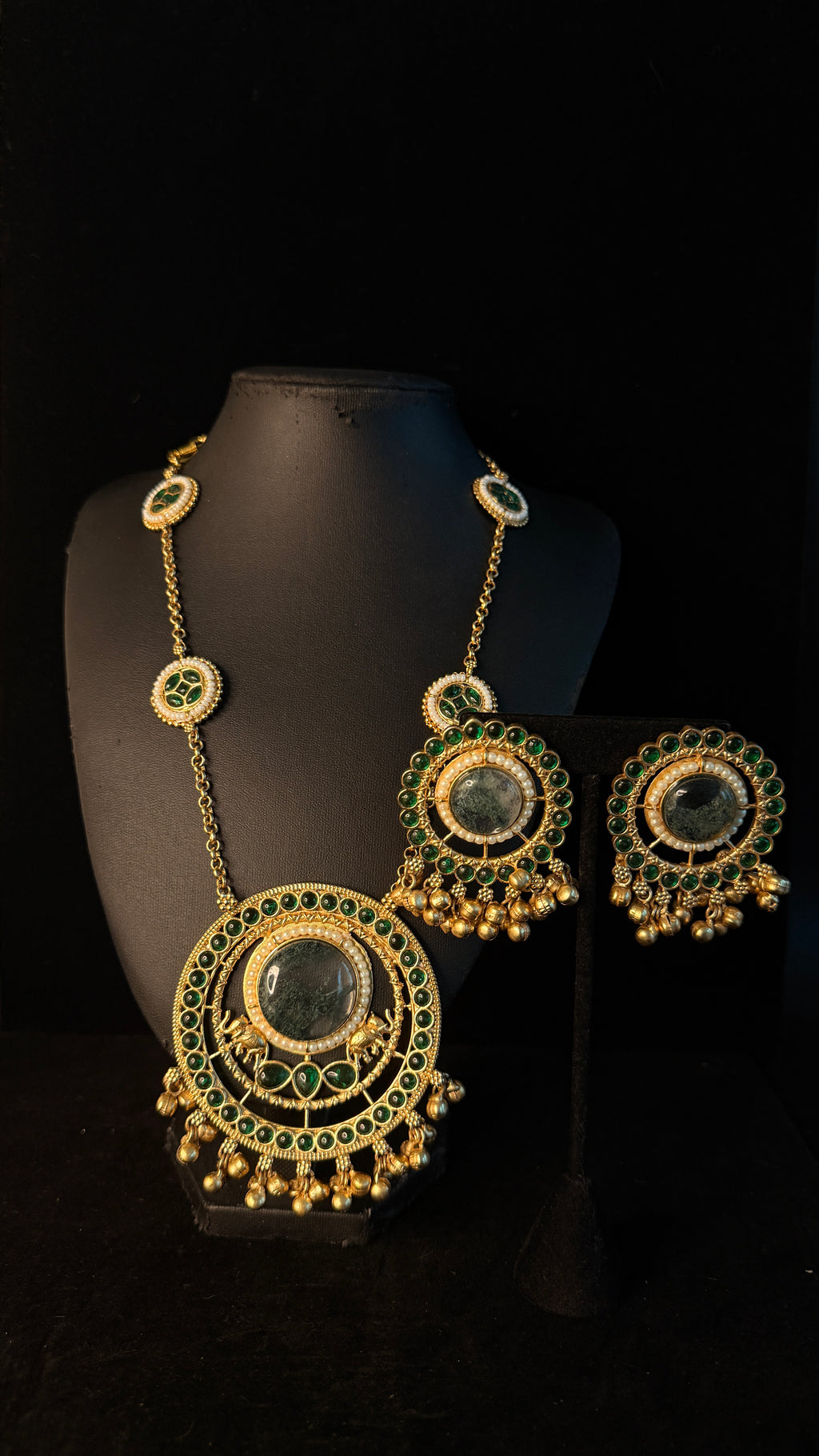 Green stone pendent necklace with earring