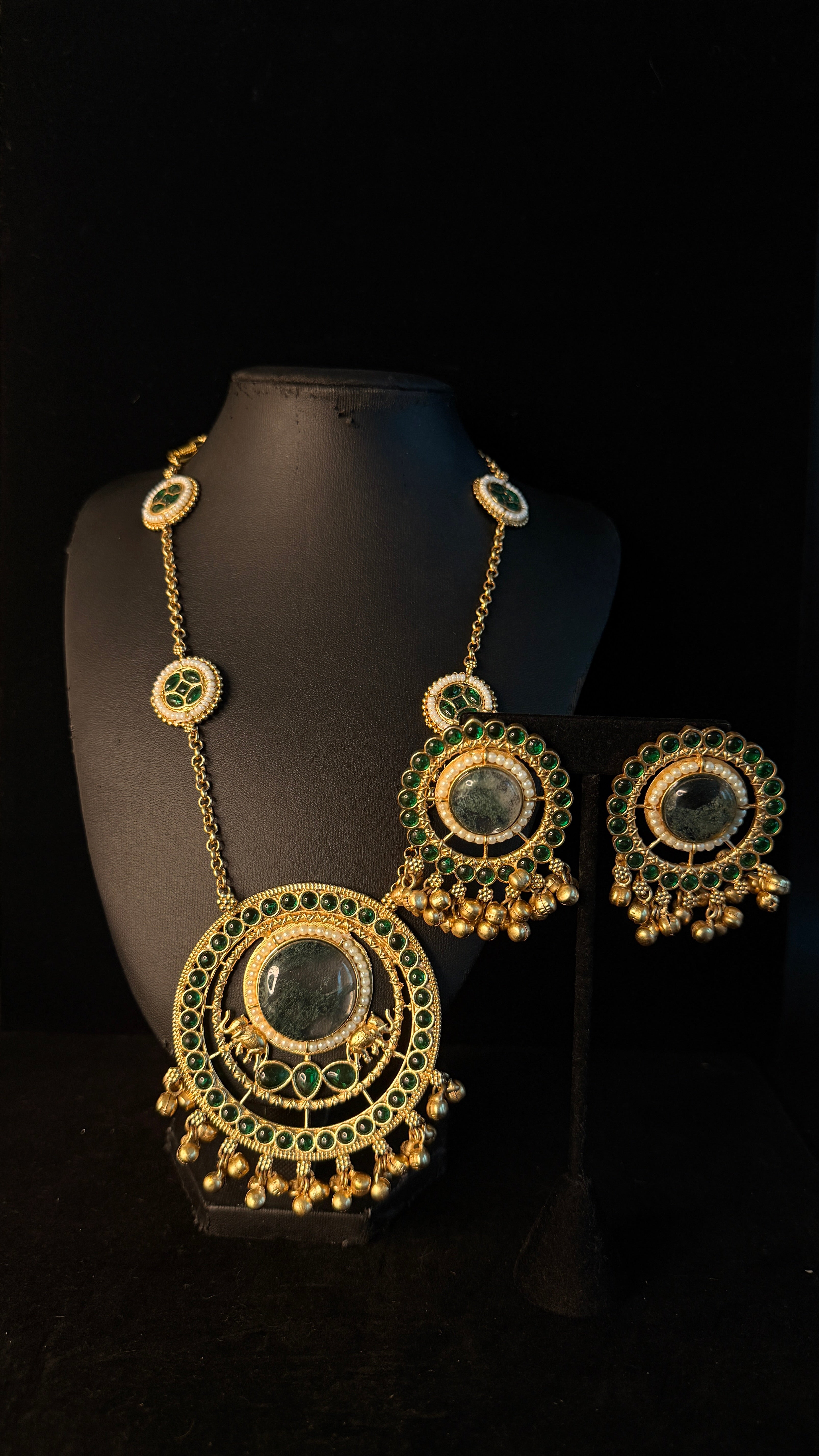 Green stone pendent necklace with earring