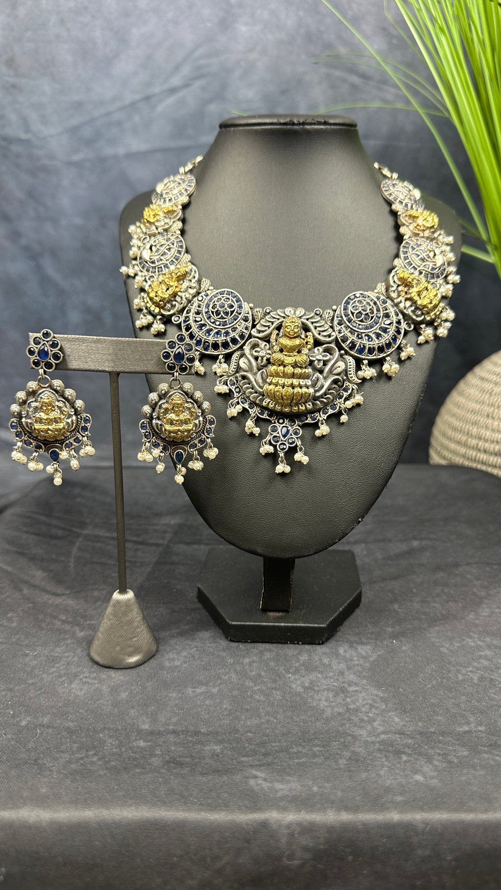 Temple necklace with blue stones, with earring