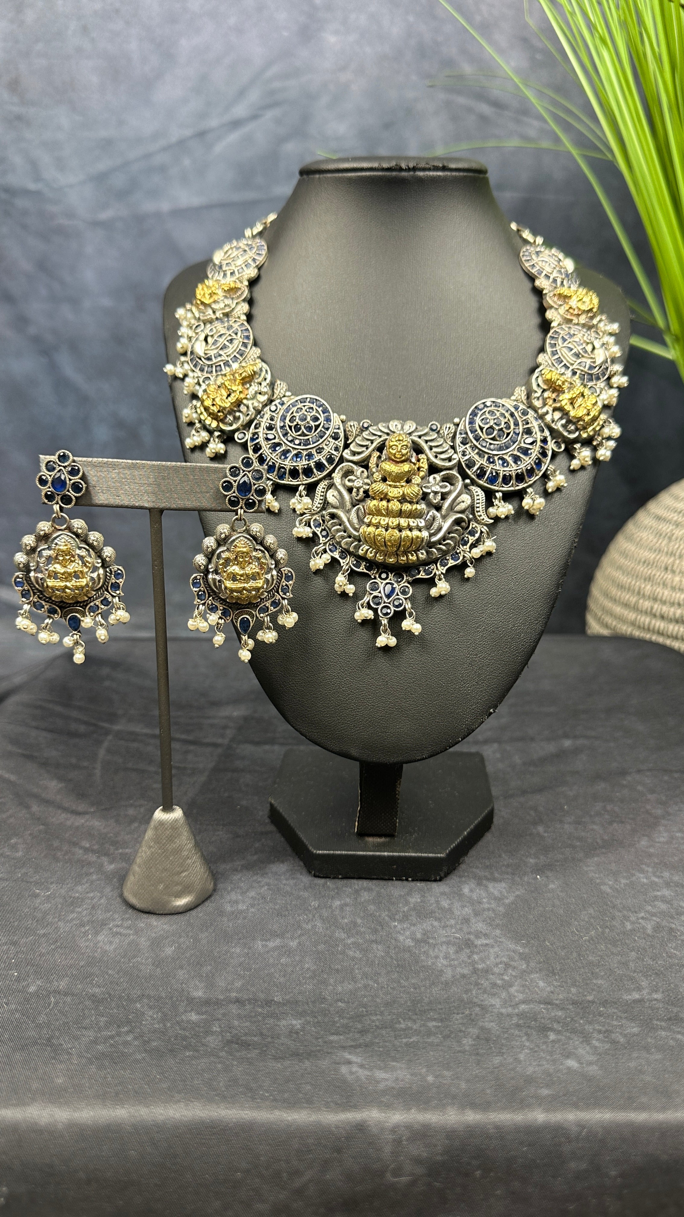 Temple necklace with blue stones, with earring