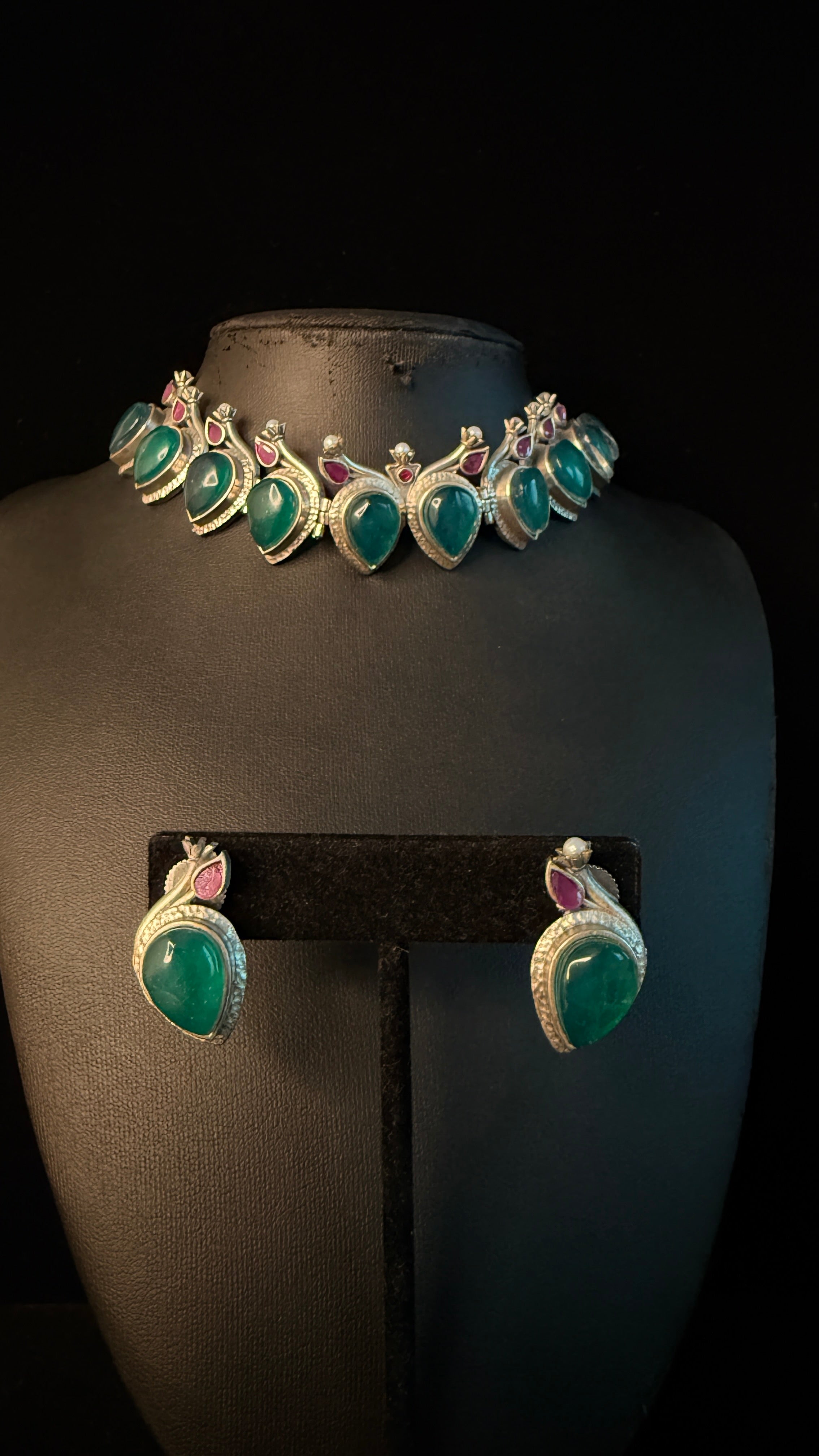 Choker with green stone and earring