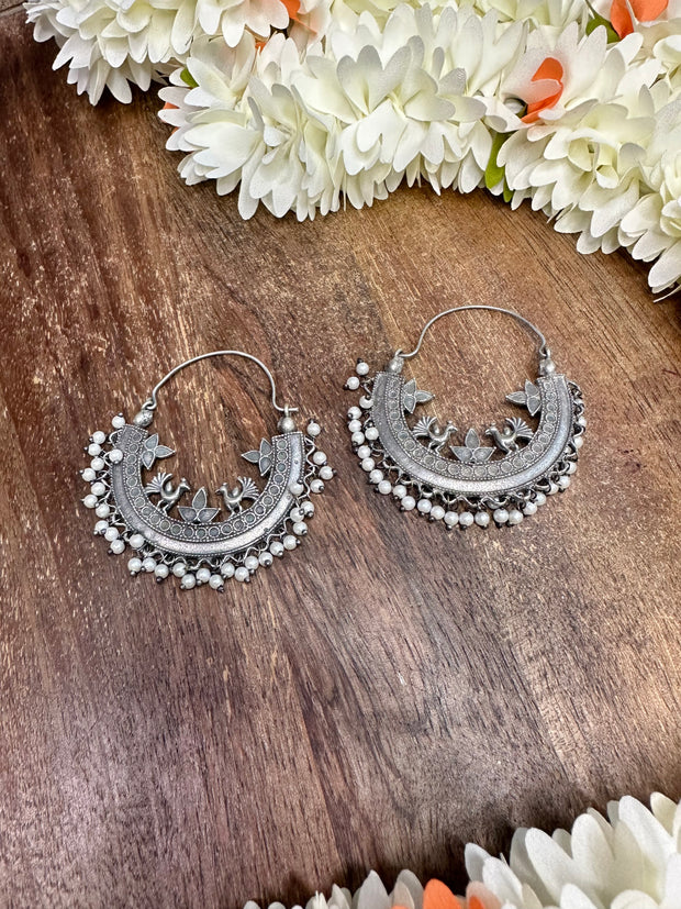 Hoop earring with pearls