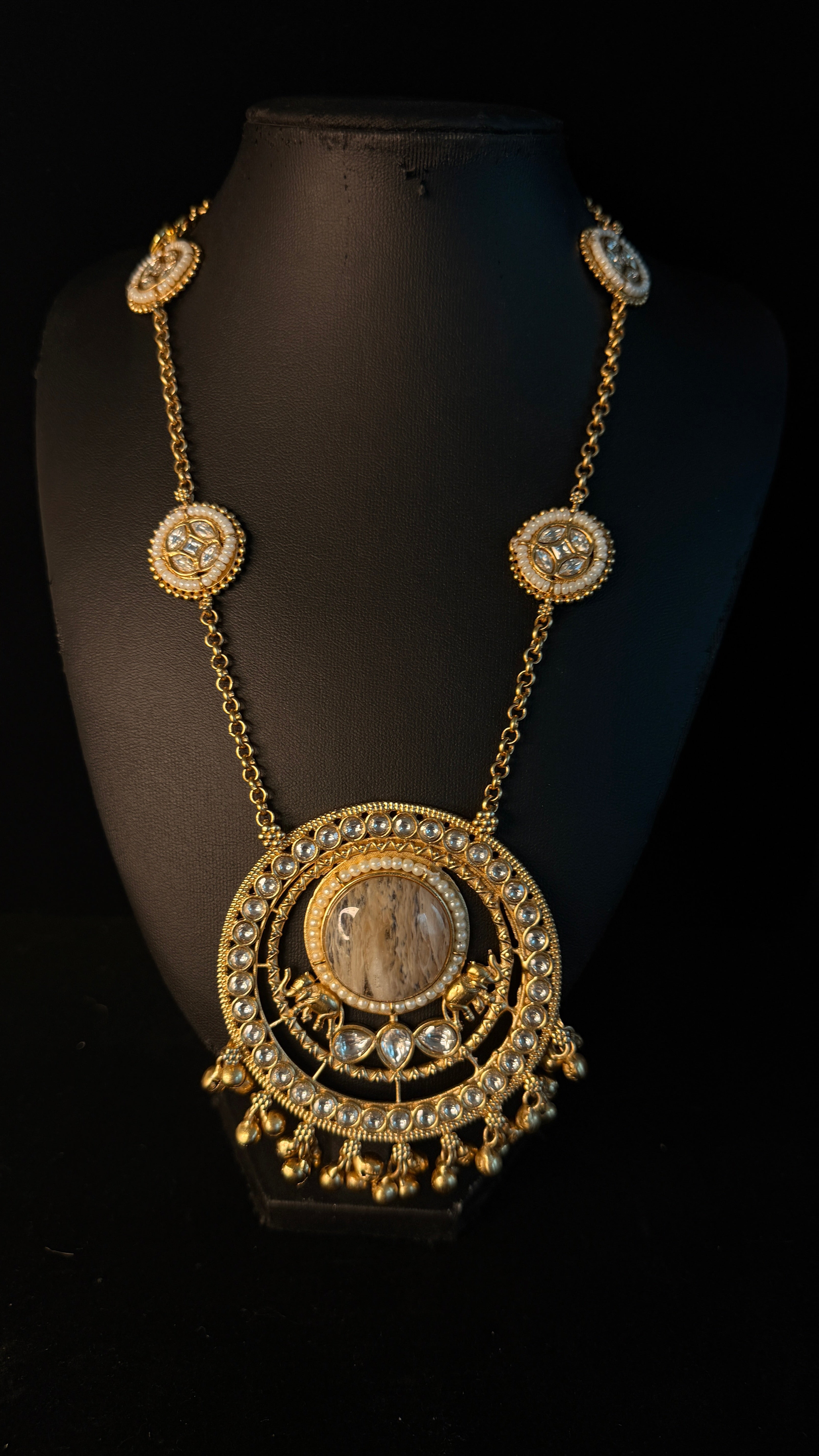 Light pink stone pendent necklace with earring