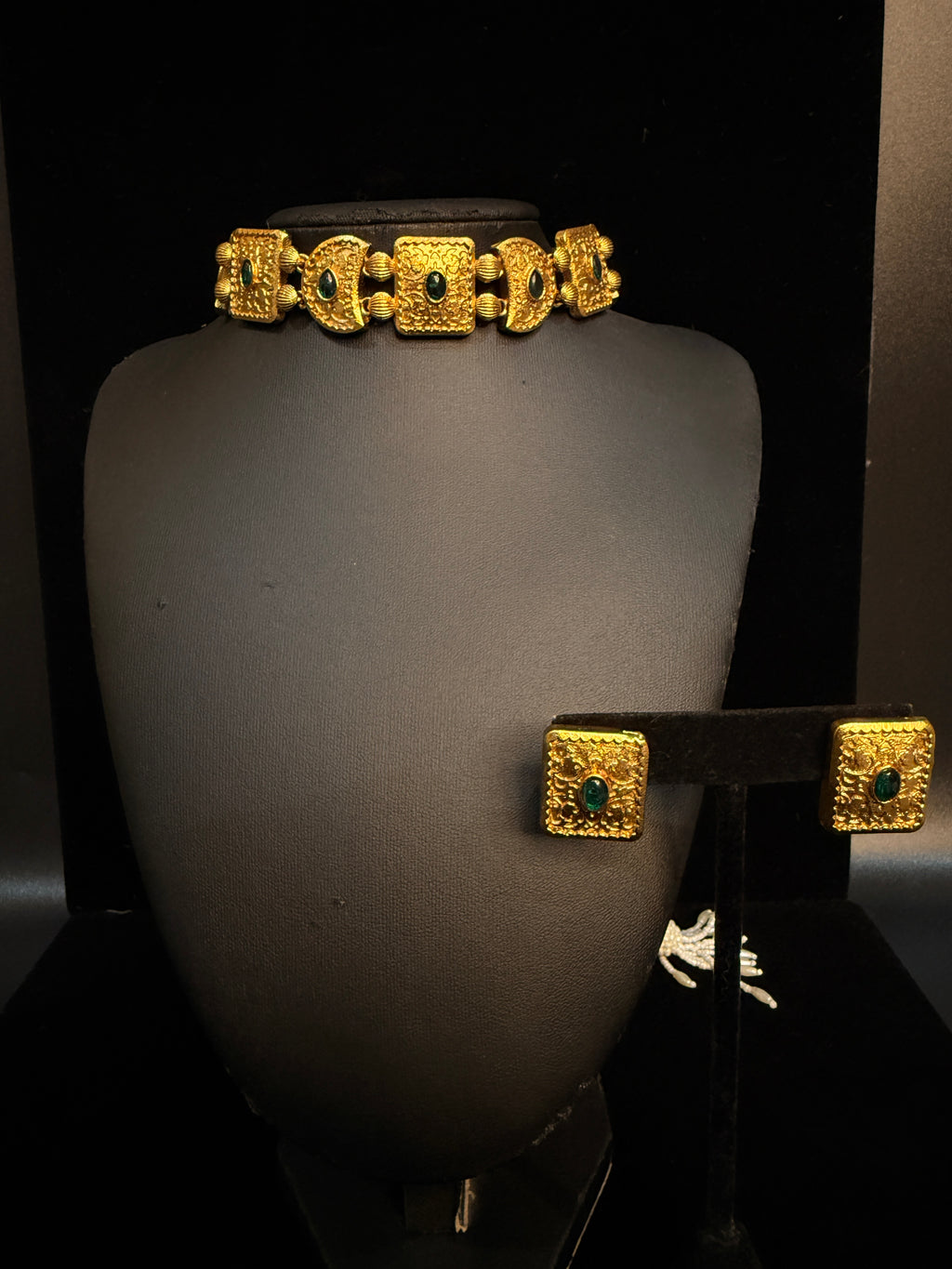 Choker with green kundan stone